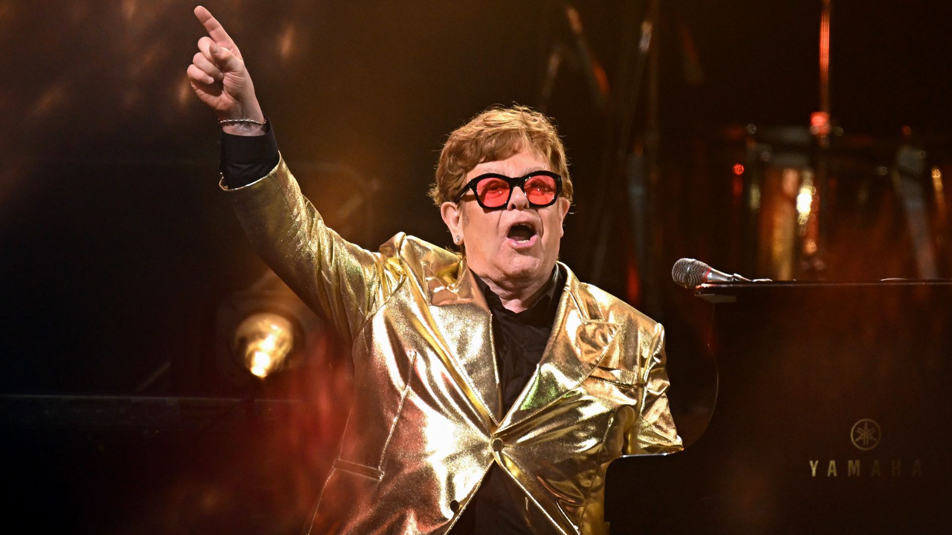 Elton John detalha processo de recuperação após infecção severa em um dos olhos