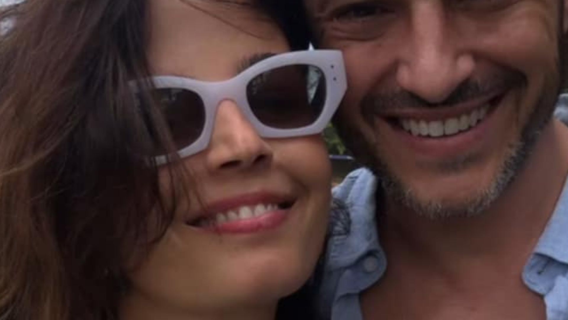 Discreta, Emanuelle Araújo surge em clima de romance com o marido