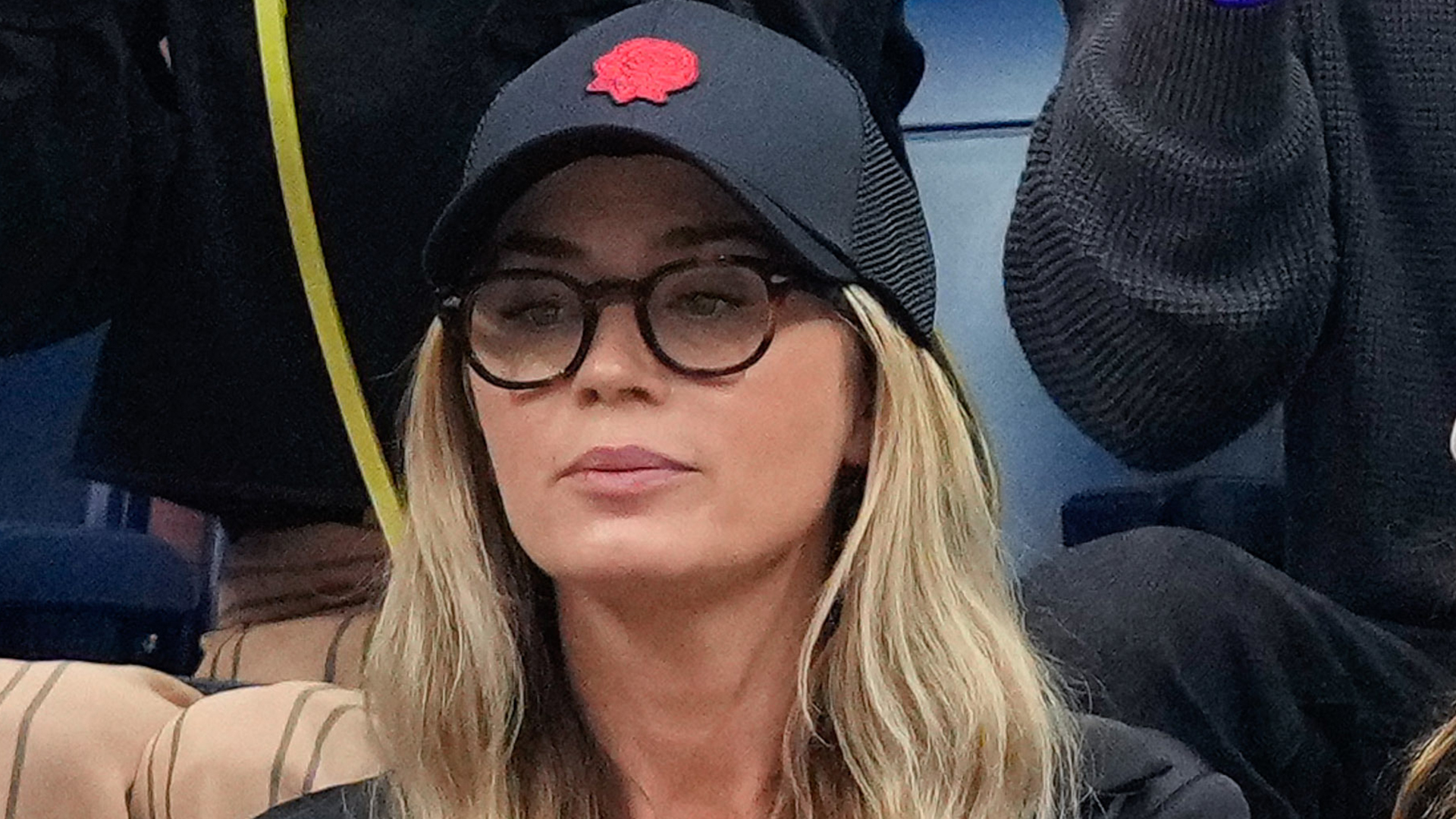 Emily Blunt faz rara aparição com as filhas e o marido em evento