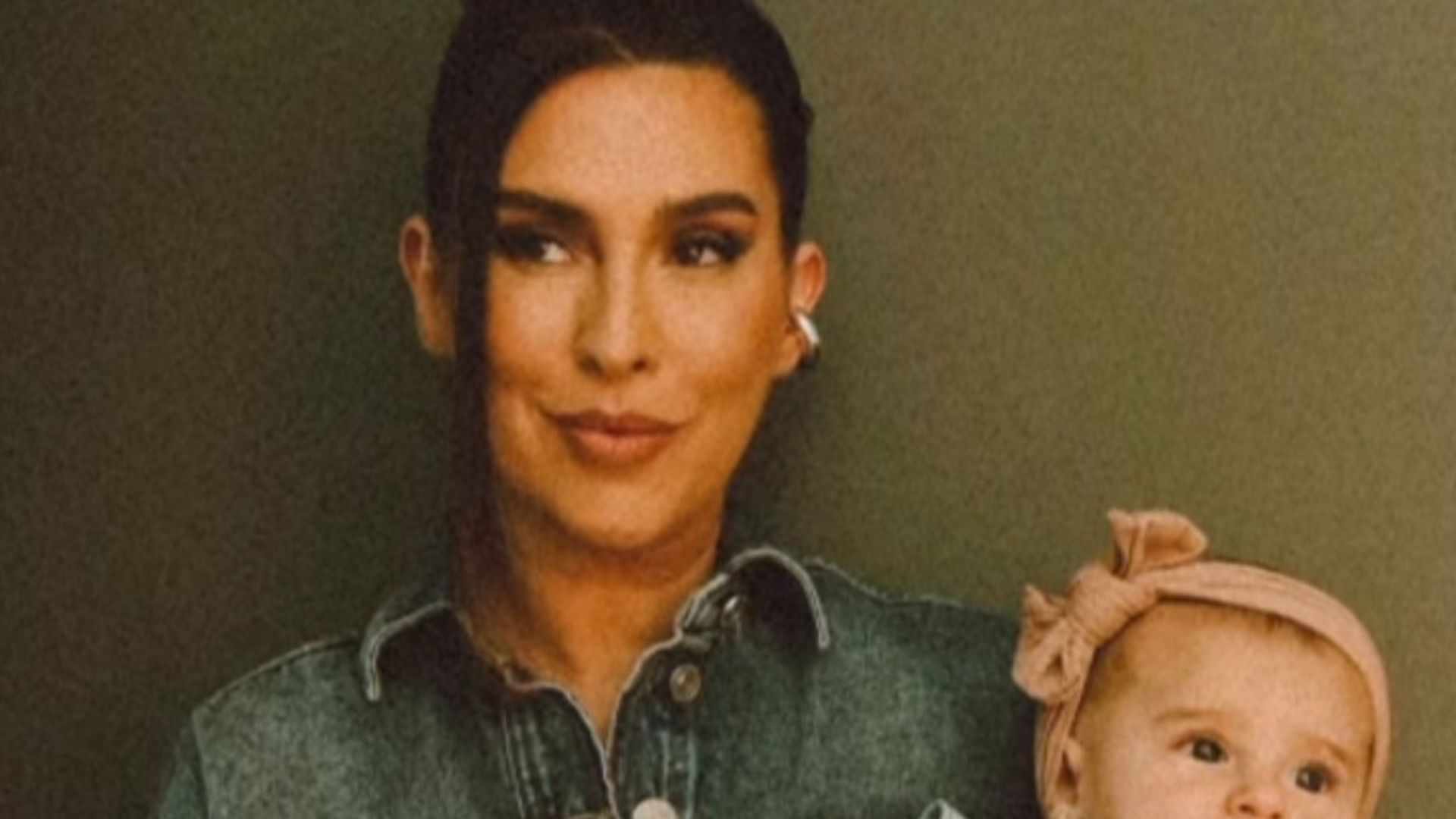 Fernanda Paes Leme encanta ao combinar look jeans com a filha