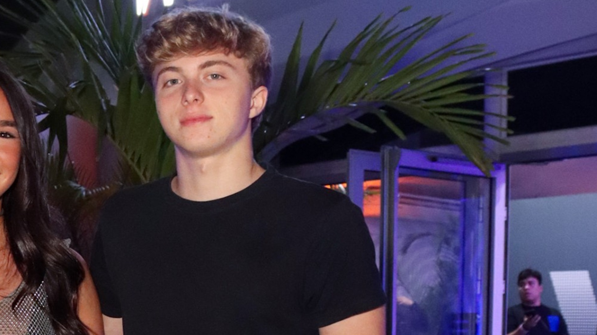 Filho de Angélica e Luciano Huck surge abraçado com namorada em nova foto
