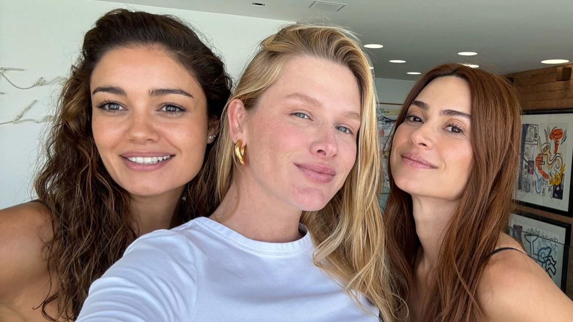 Fiorella Mattheis mostra encontro com Sophie Charlotte e Thaila Ayala