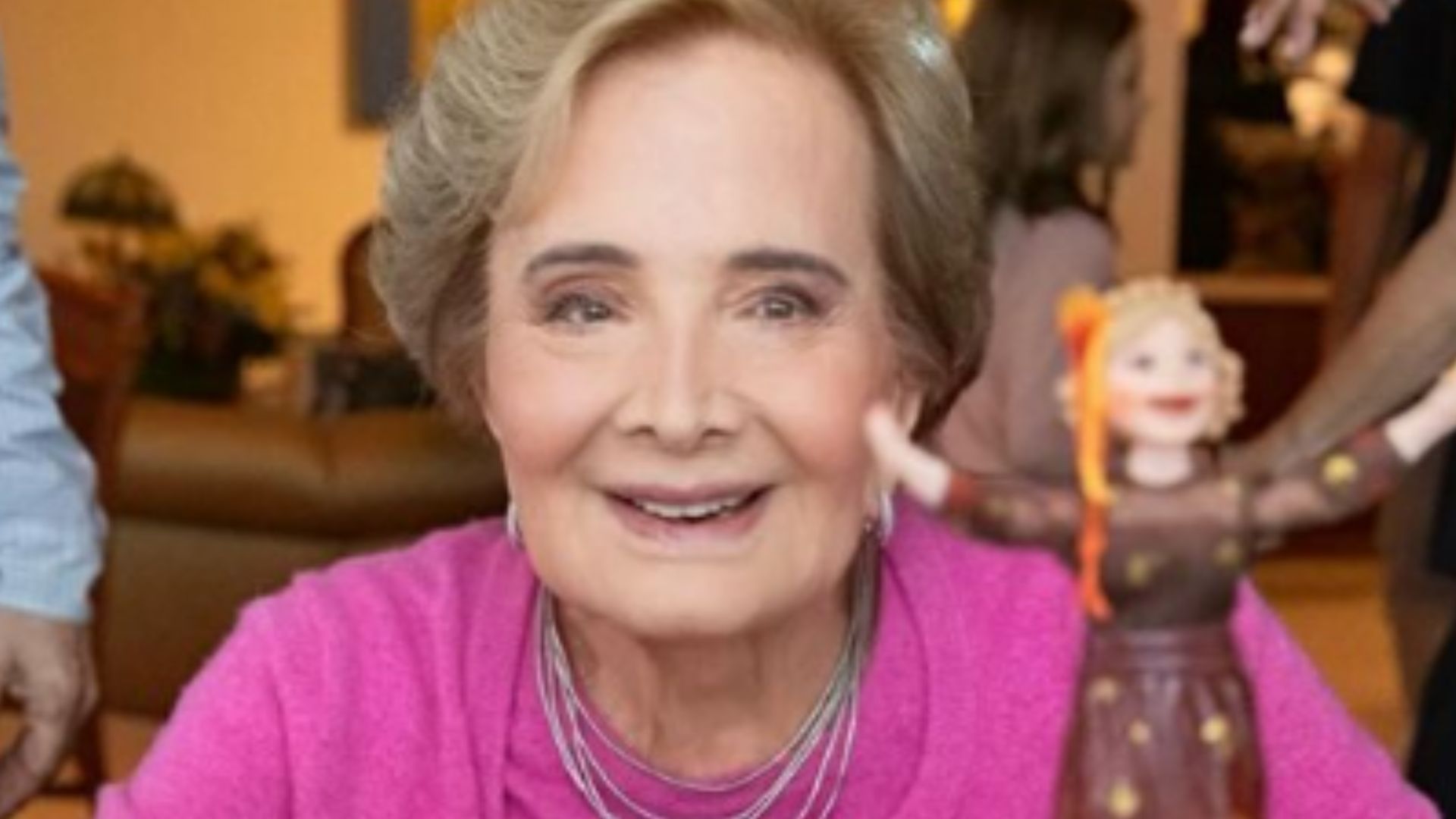 Lembrancinha do aniversário de Gloria Menezes rouba a cena