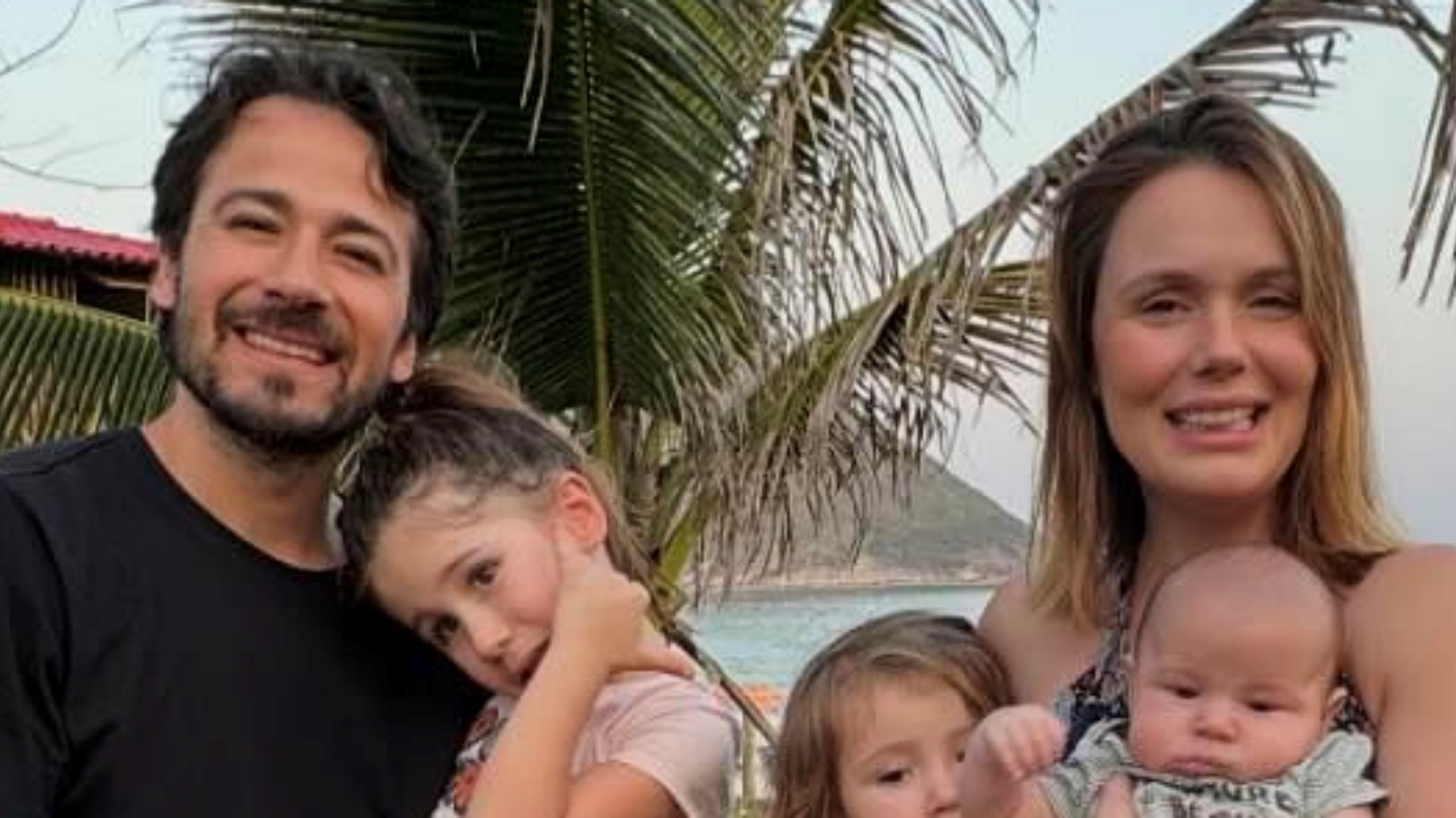 Grazie Schmitt mostra o filho caçula na praia pela primeira vez: “Viu o mar”