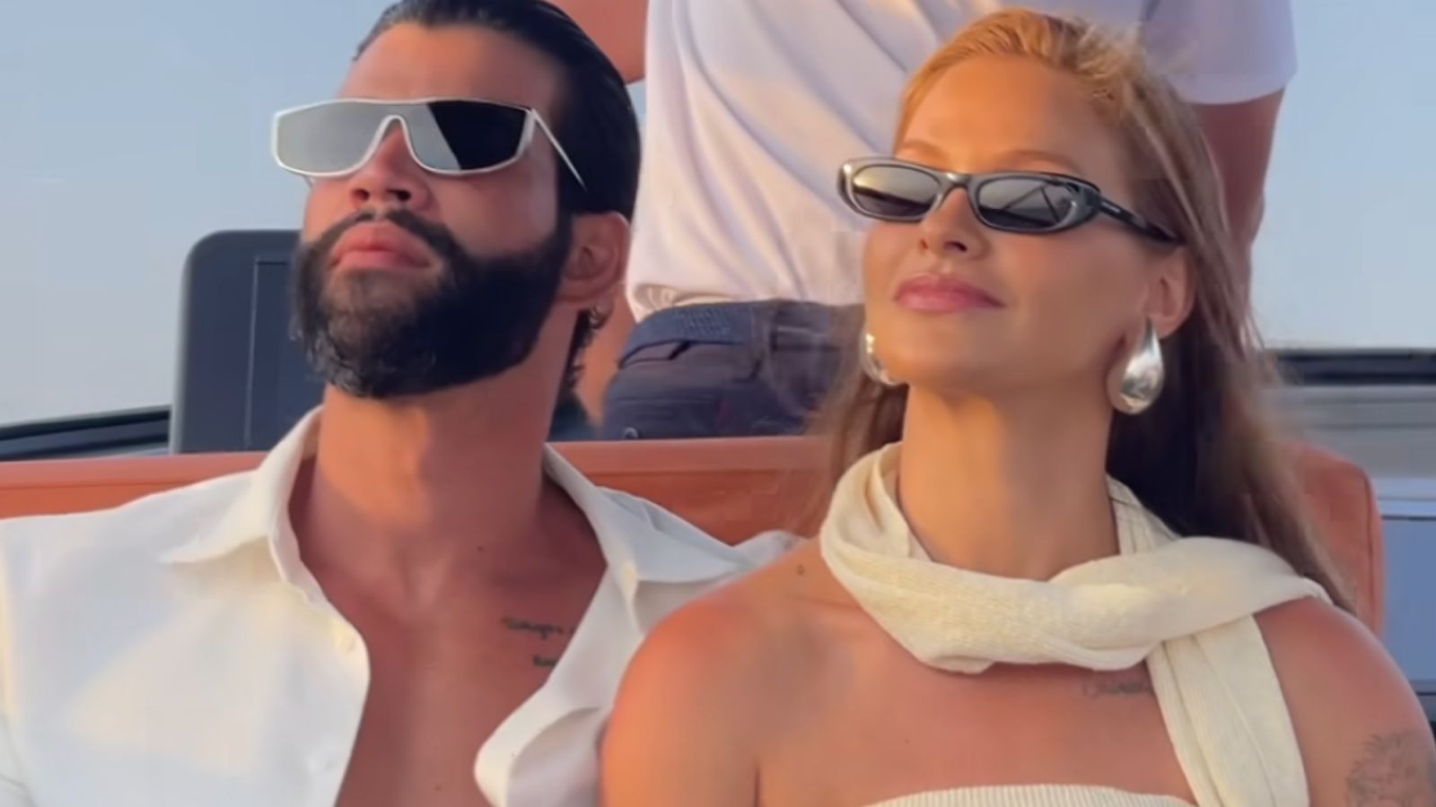 Gusttavo Lima e Andressa Suita posam em barco, mas detalhe rouba a cena: ‘Piloto’