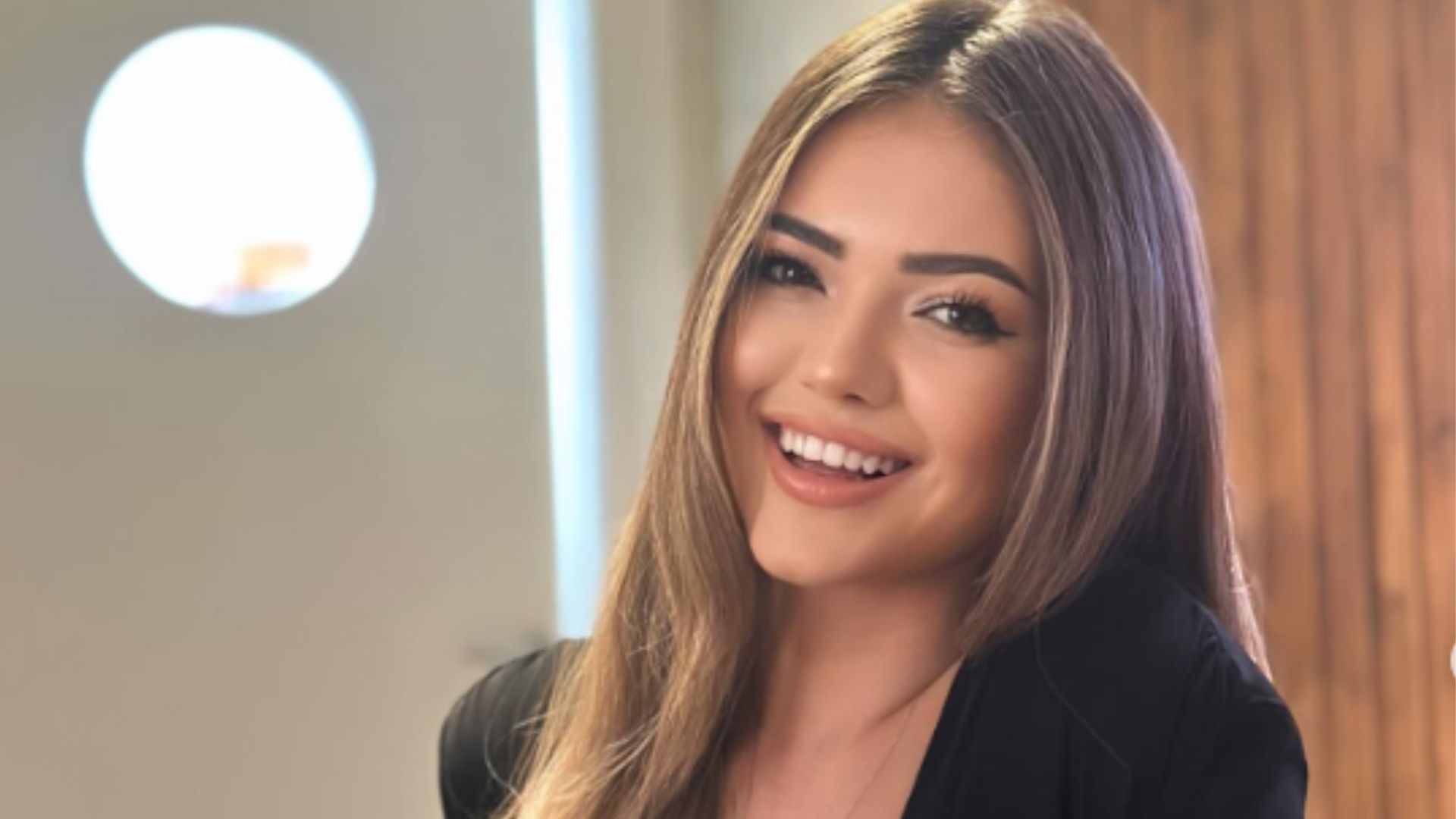 Influencer de 26 anos morre ao cair do quinto andar de prédio