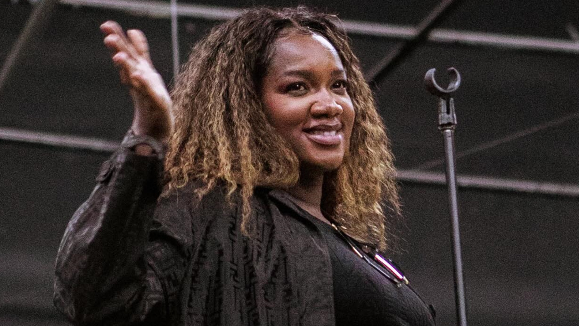 Grávida, Iza exibe barrigão e manda recado para filha antes de show