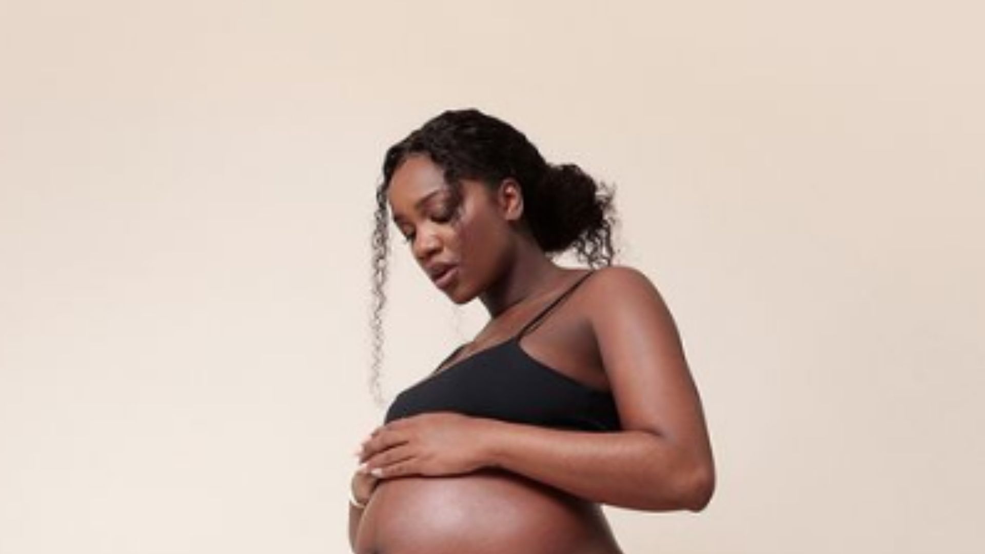 Iza completa 34 anos e exibe o barrigão de grávida em novo ensaio fotográfico