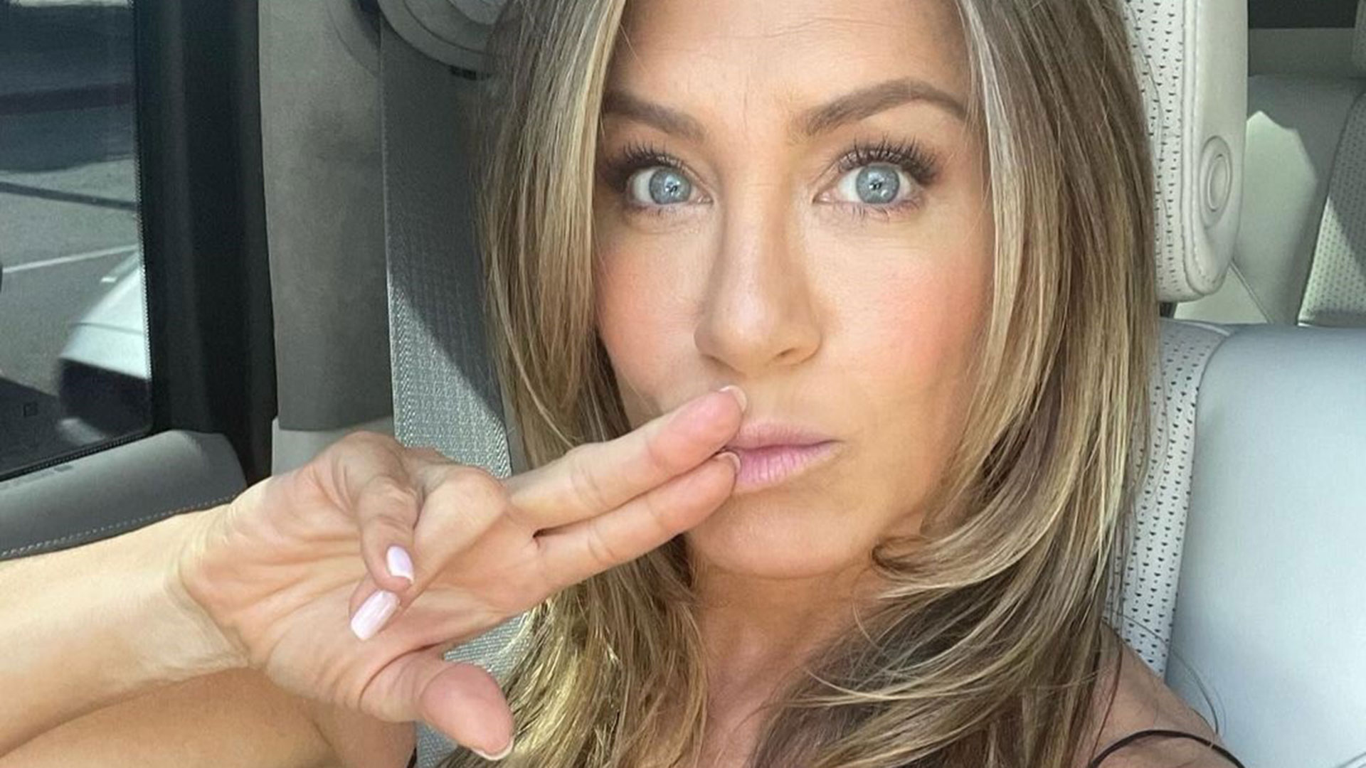 Jennifer Aniston exibe detalhes de sua mansão de R$ 114 milhões
