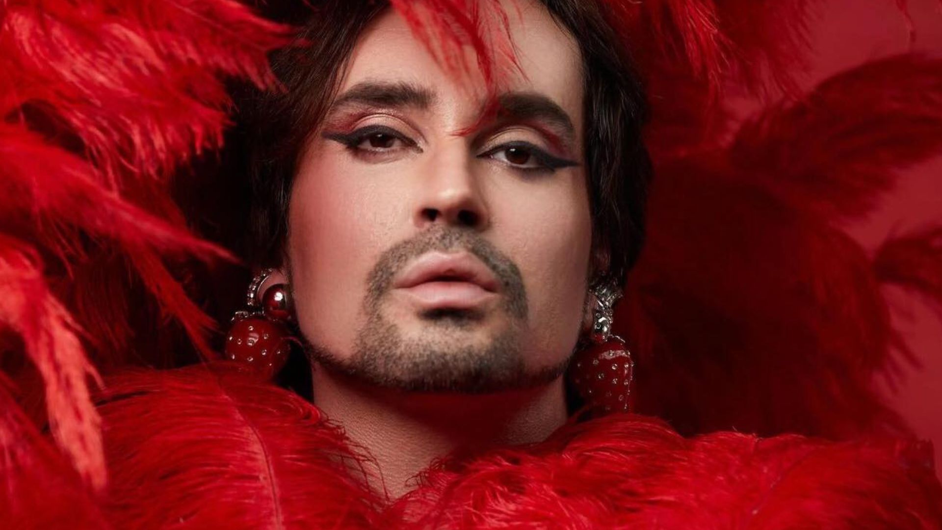 Johnny Hooker celebra sua música na trilha da novela Mania de Você