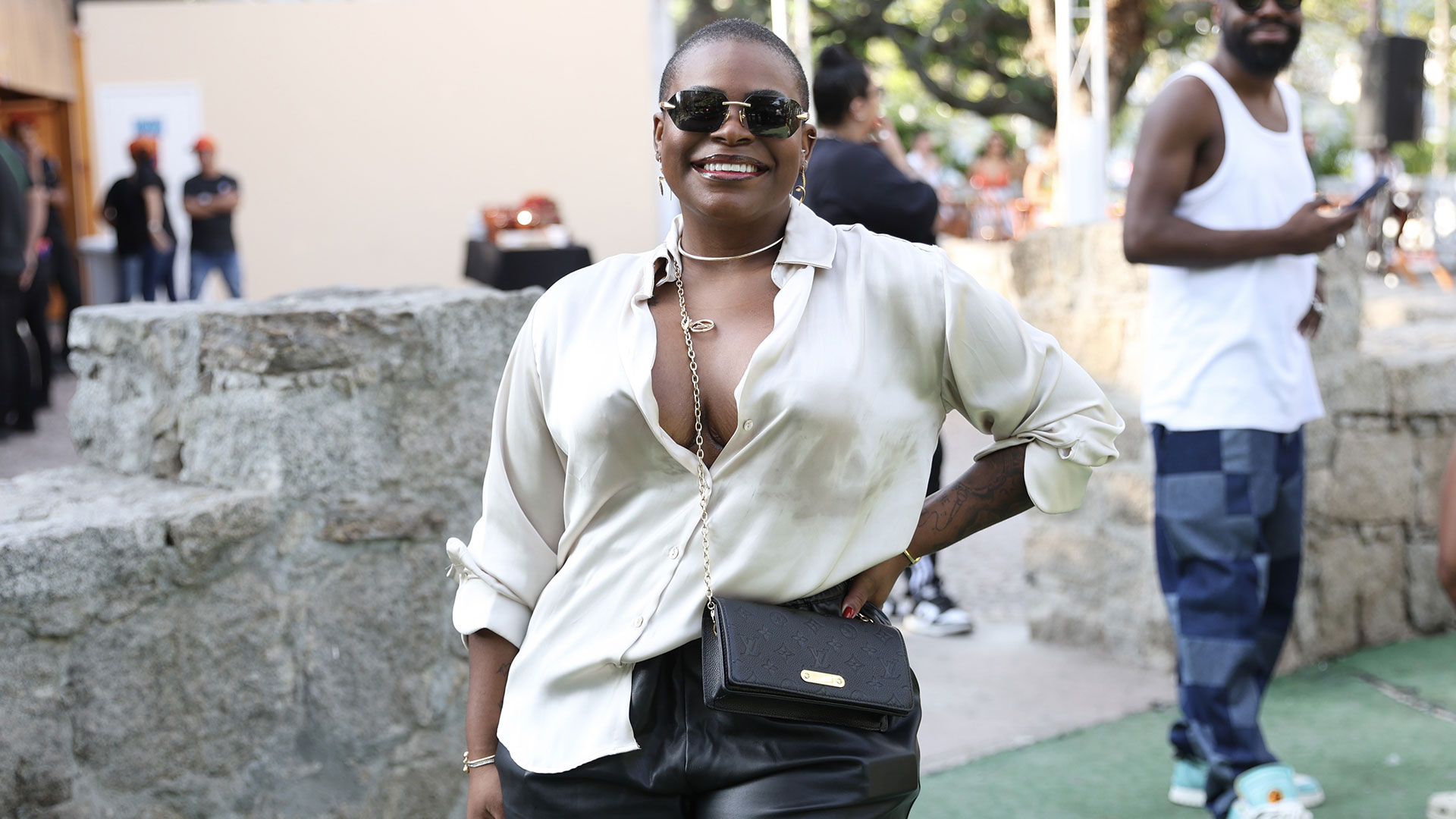 Jojo Todynho arrasa em look com shorts de couro para festa