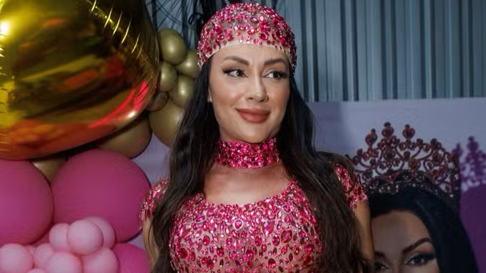 Com look ousado, Juju Salimeni comemora aniversário em escola de samba