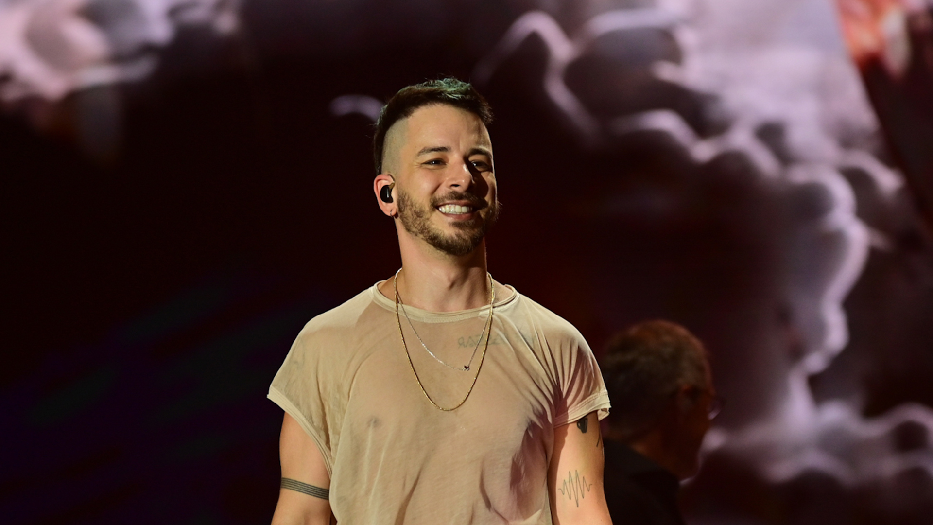 Junior aposta em camiseta com transparência no Rock in Rio. Saiba o preço