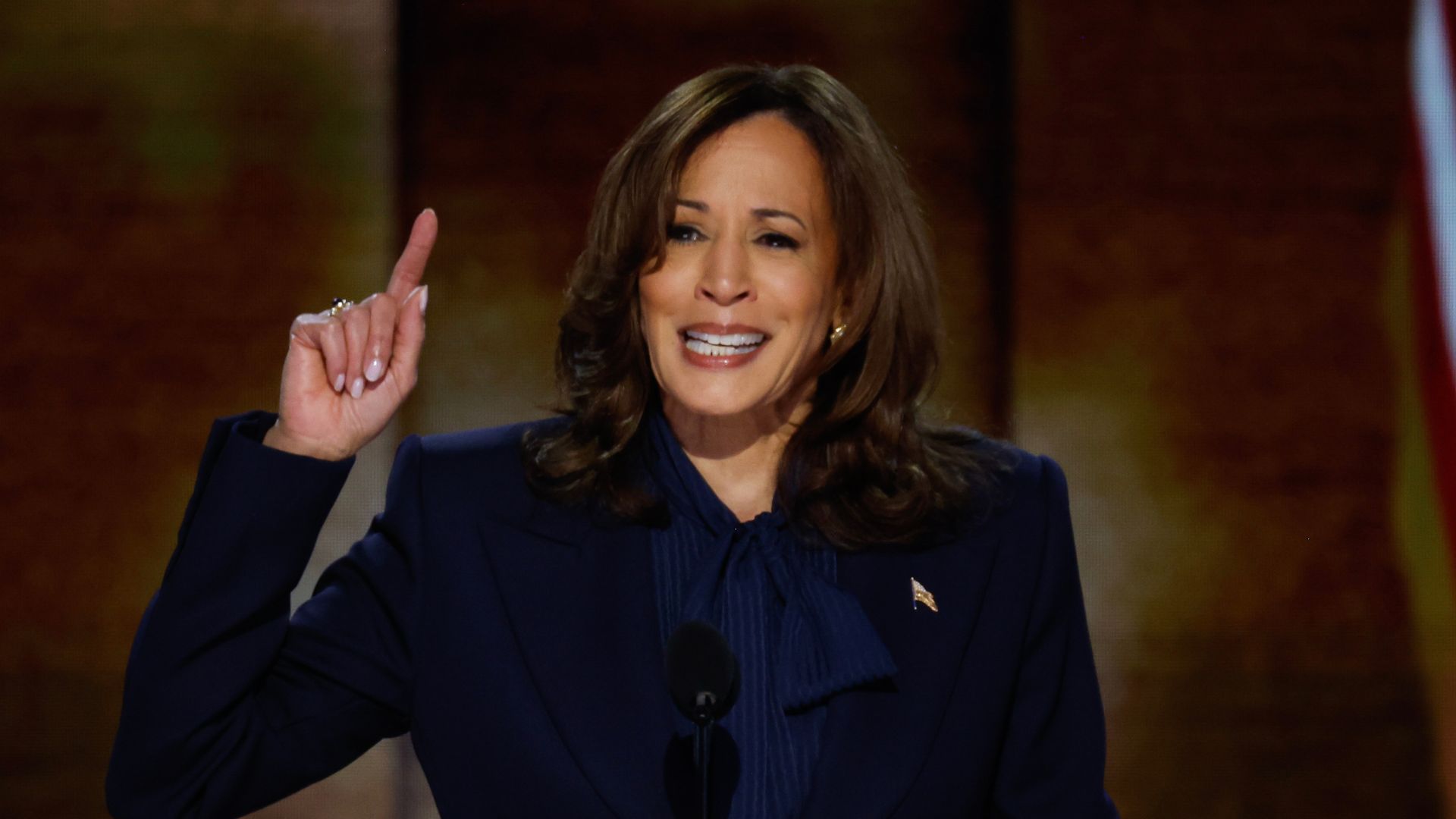 Kamala Harris vende pulseira inspirada em Taylor Swift. Saiba o valor
