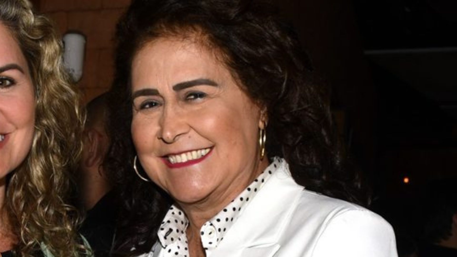 Joanna faz rara aparição com a esposa, que é cantora católica