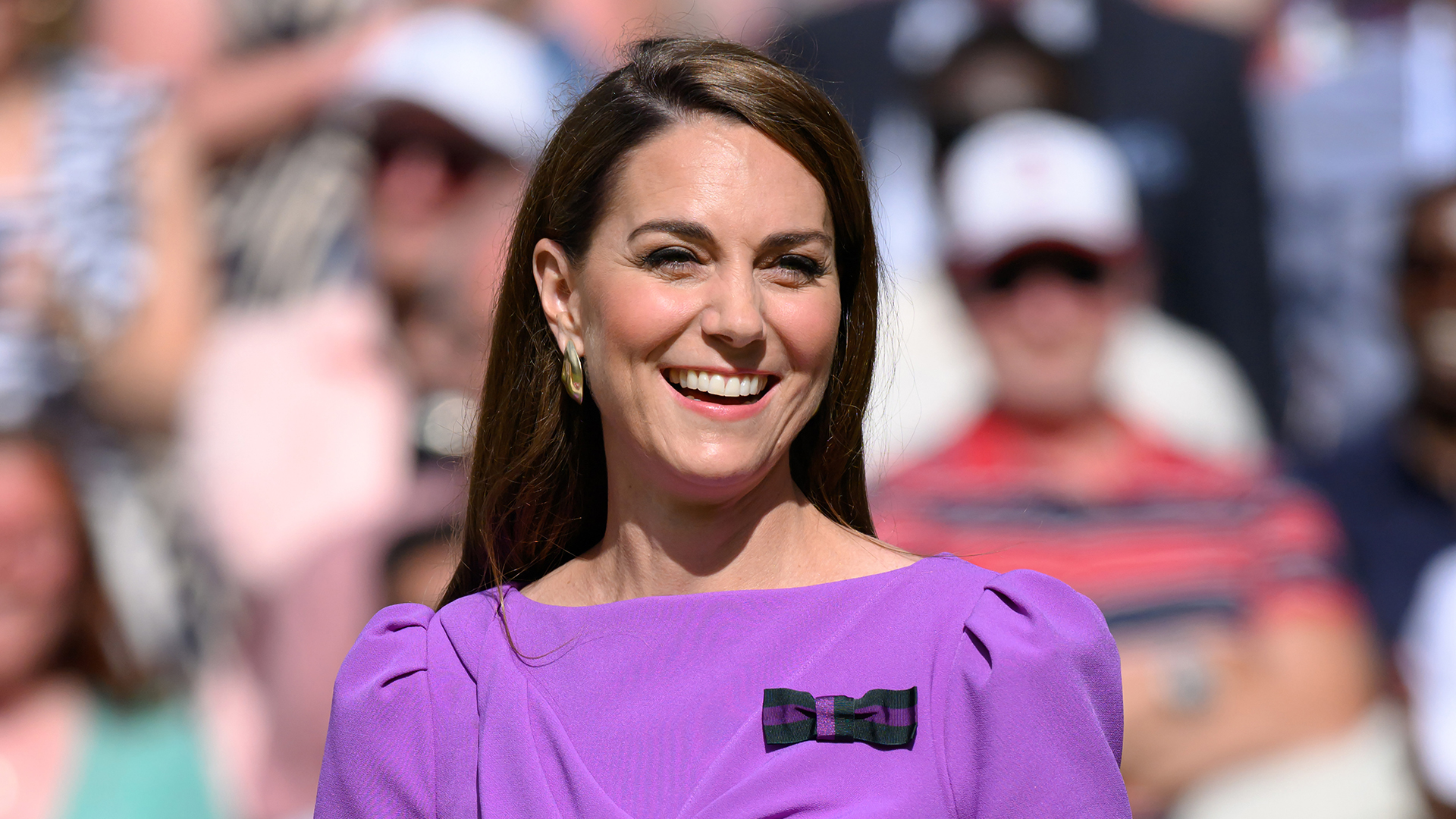 Kate Middleton volta ao trabalho após o fim do tratamento de quimioterapia