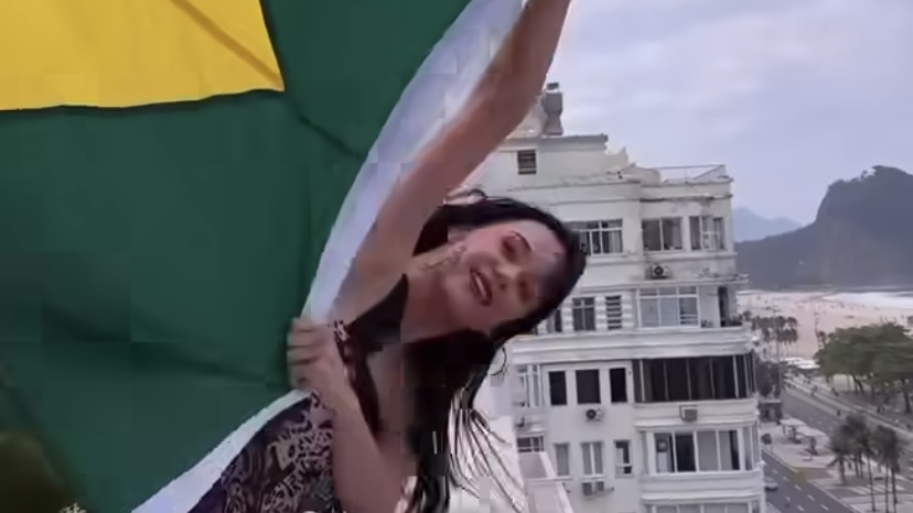 Fãs de Katy Perry vão à loucura após cantora posar com bandeira do Brasil