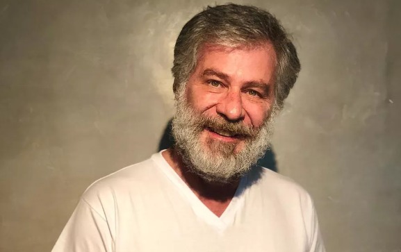Leopoldo Pacheco consagra origem teatral em peça que discute o profundo