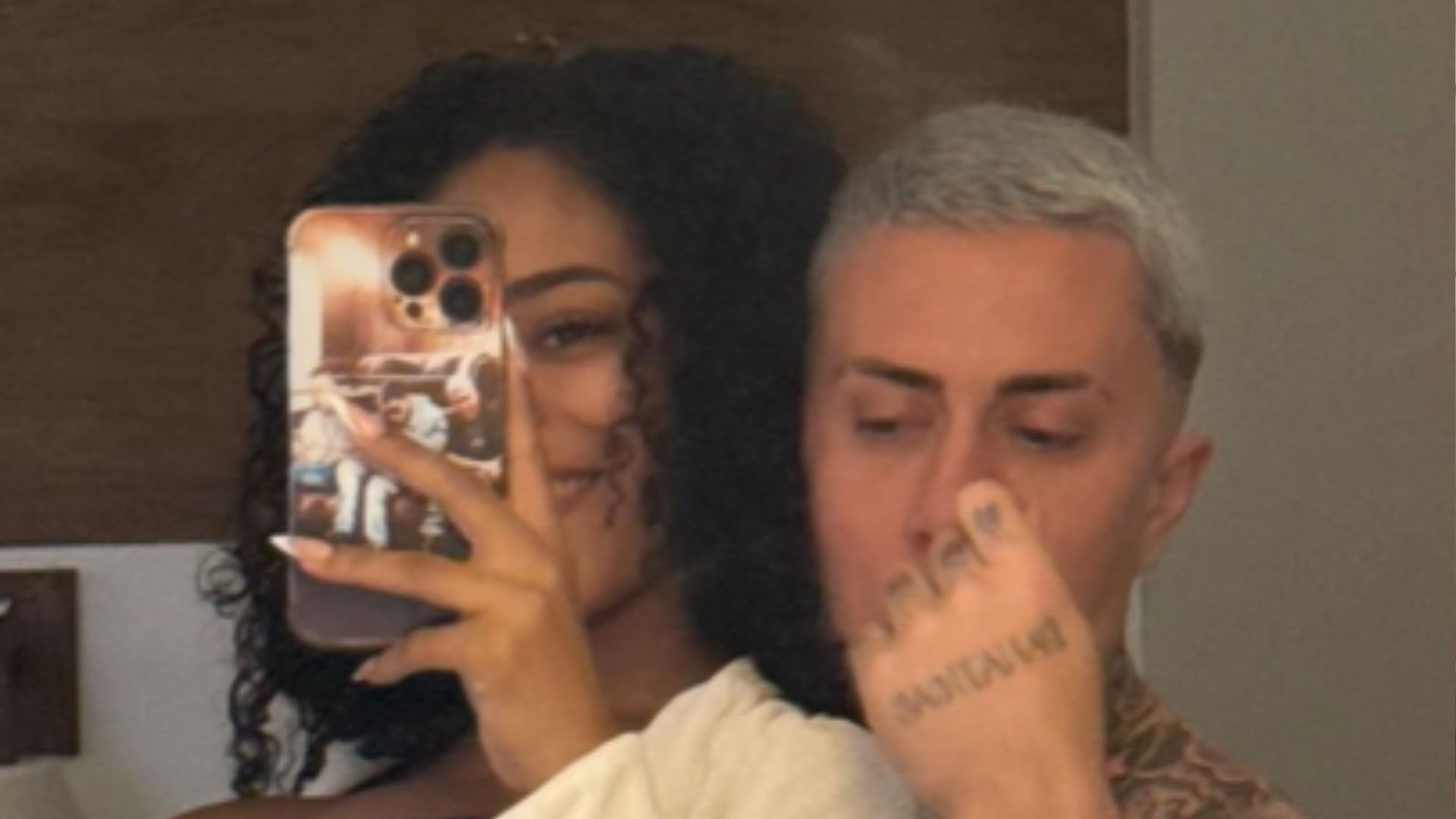 Lorena Maria exibe barriguinha de grávida ao lado de MC Daniel