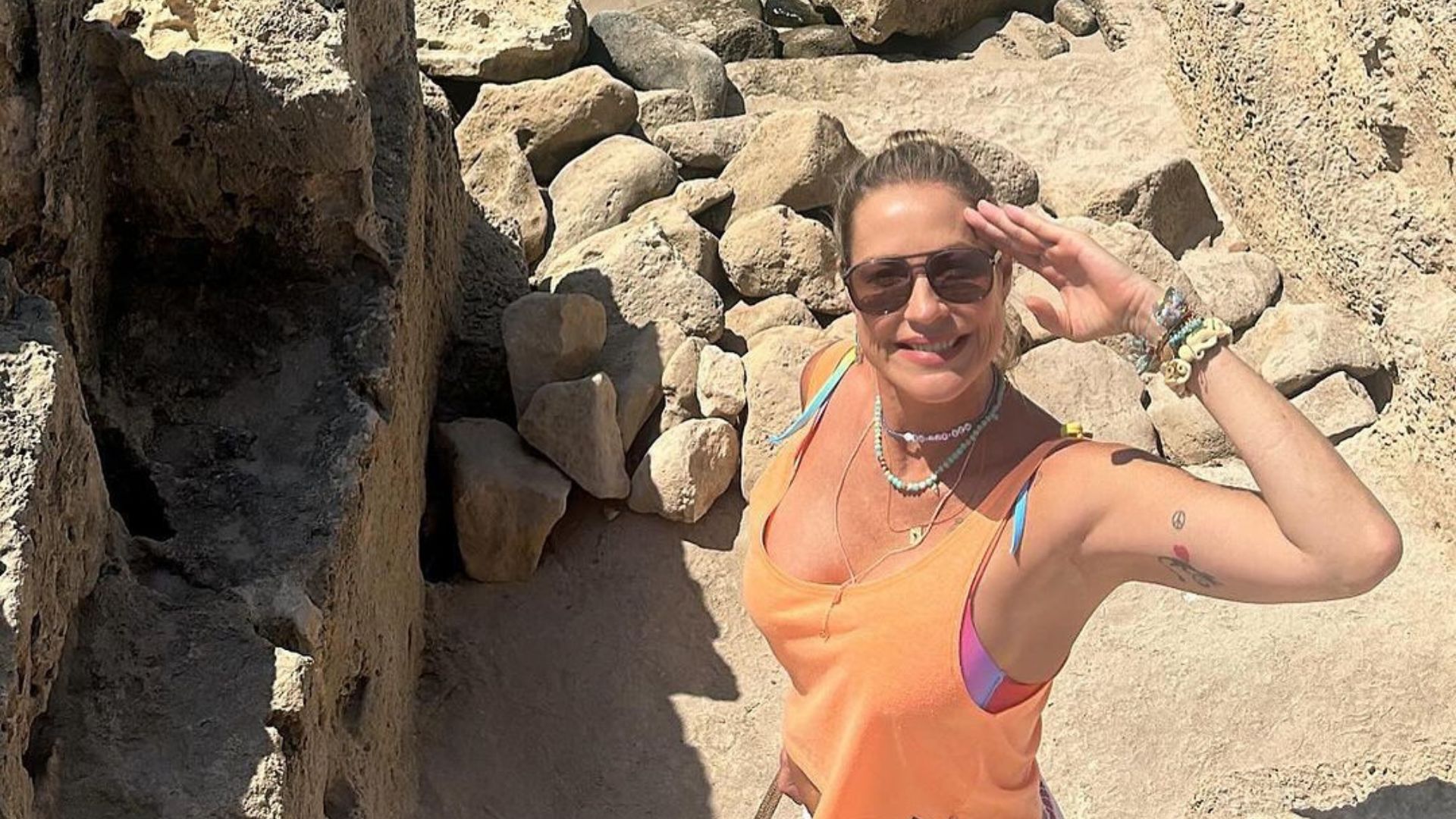 Luana Piovani passa perrengue e discute com seguranças em aeroporto