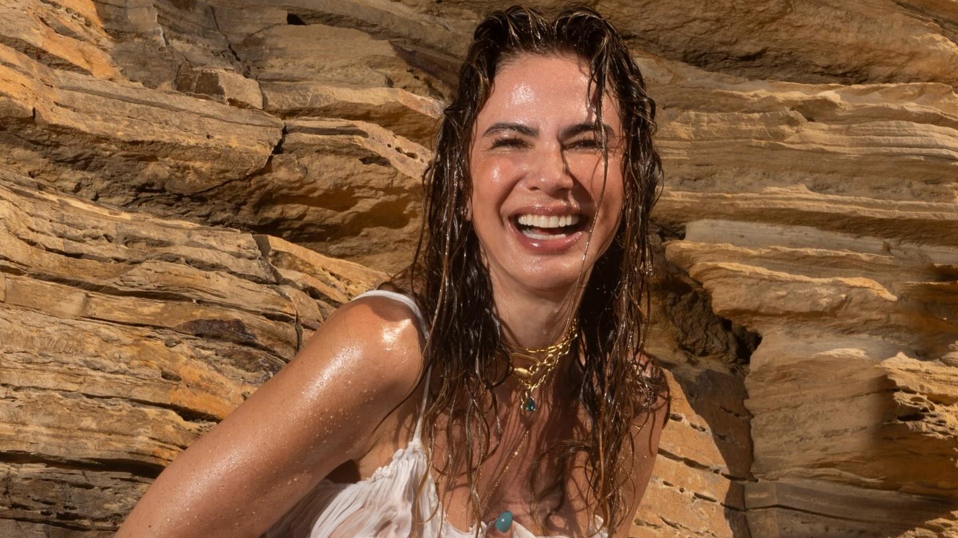 Luciana Gimenez leva fãs à loucura ao posar com look transparente