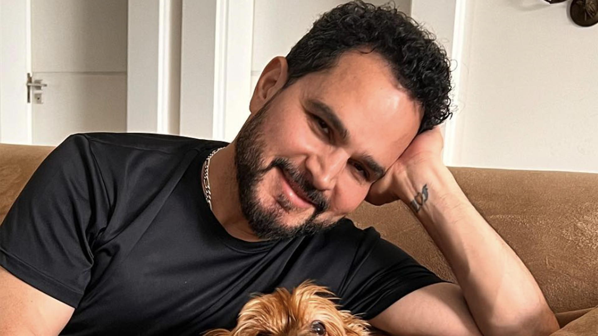 Decoração clássica da casa de Luciano Camargo rouba a cena em nova foto