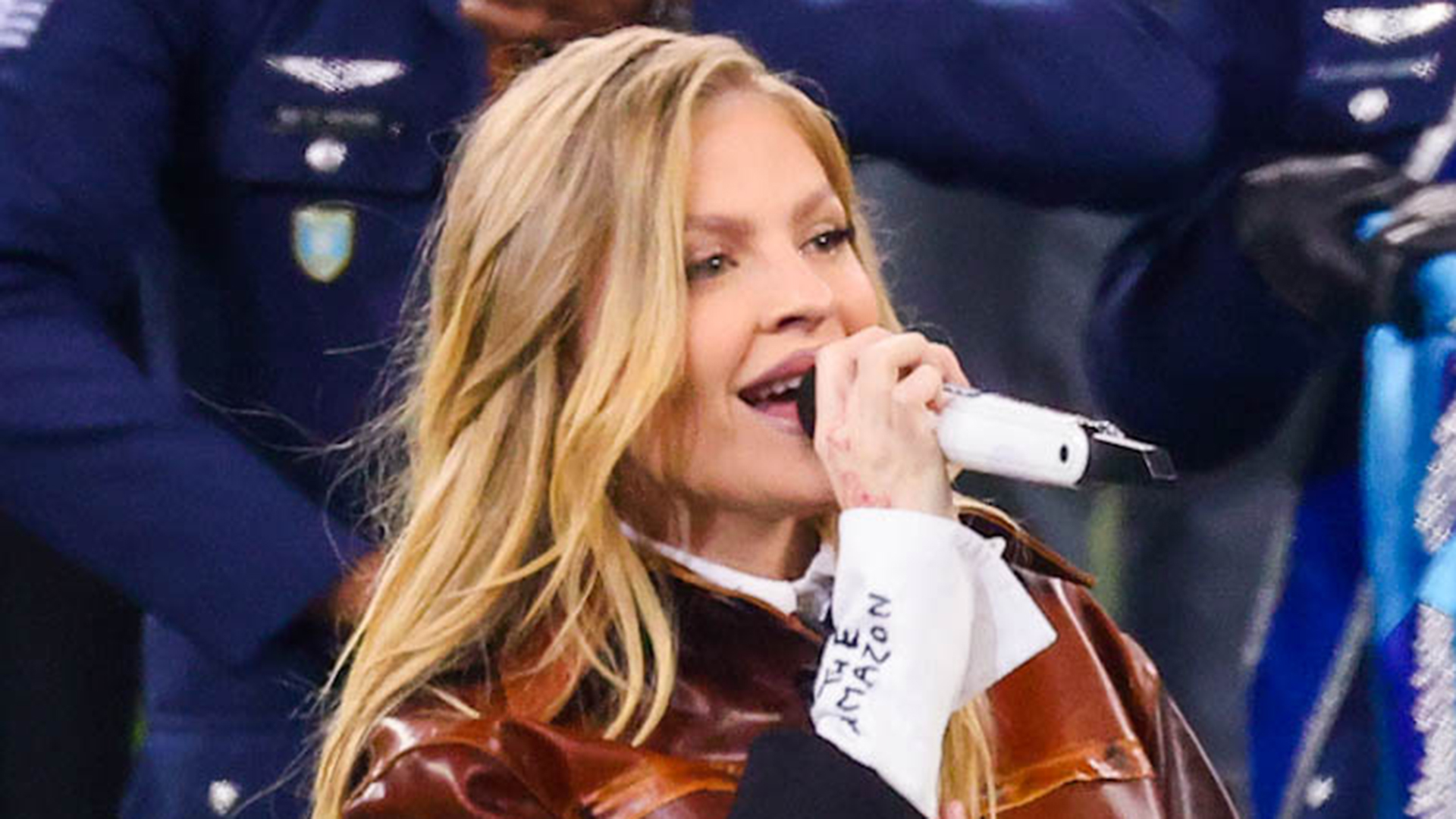Luisa Sonza surge em clima de romance após cantar o hino nacional no jogo da NFL