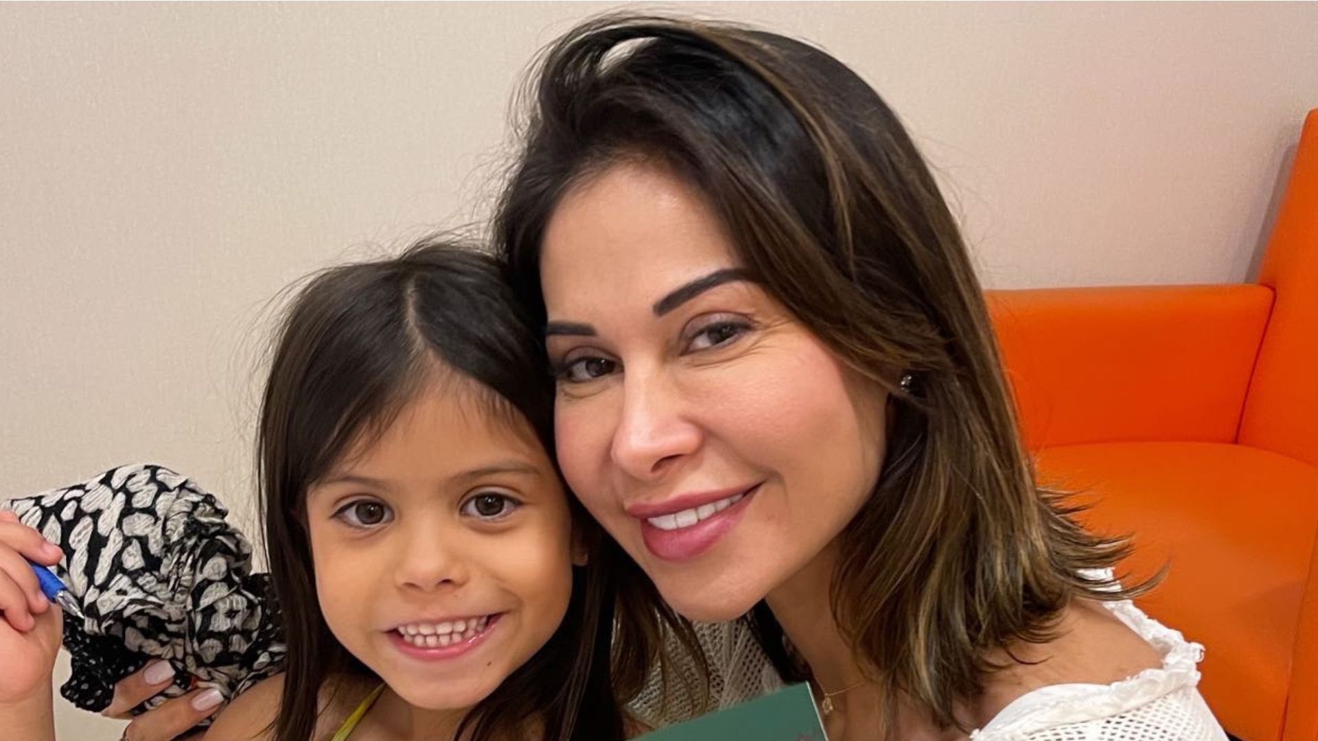 Maíra Cardi desabafa sobre maternidade após susto com a saúde da filha