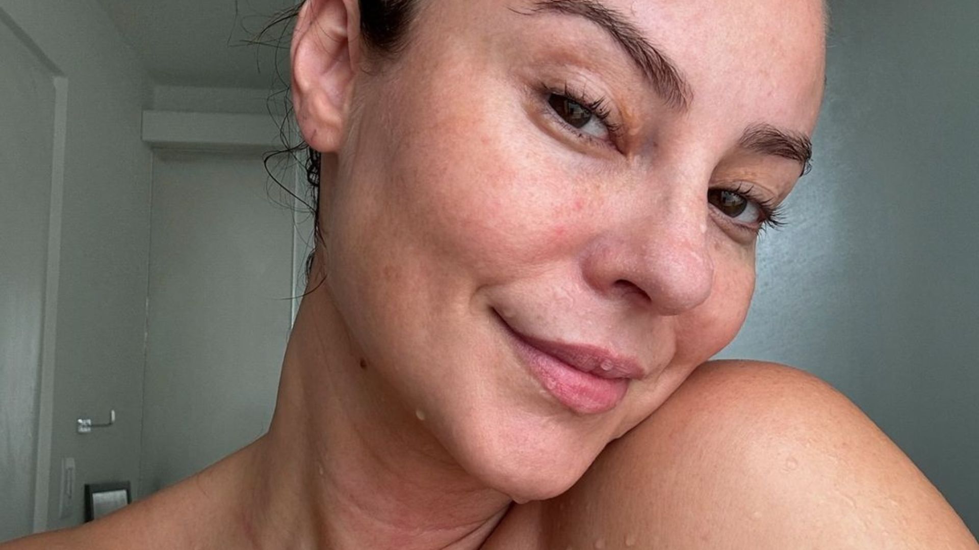 Paolla Oliveira recebe elogios ao posar de cara limpa