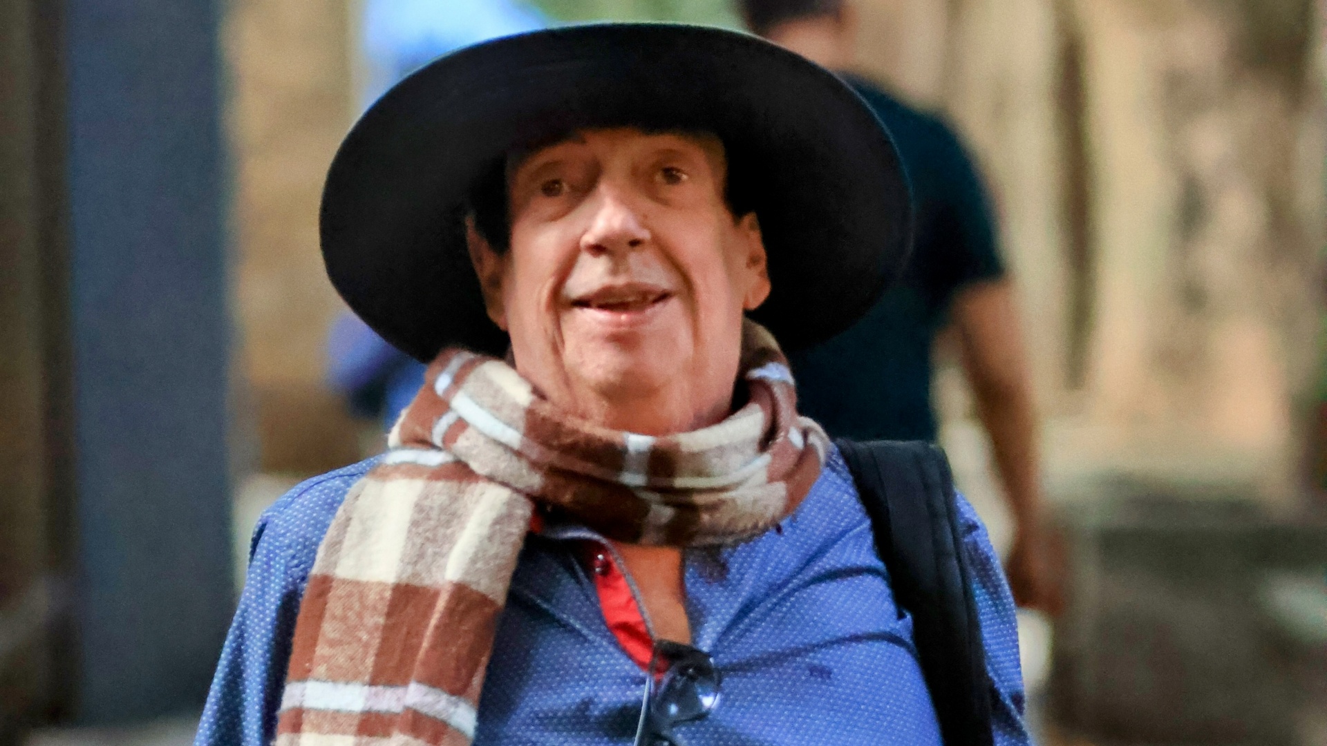 Marcos Oliveira, o Beiçola, passeia por Botafogo após cirurgia