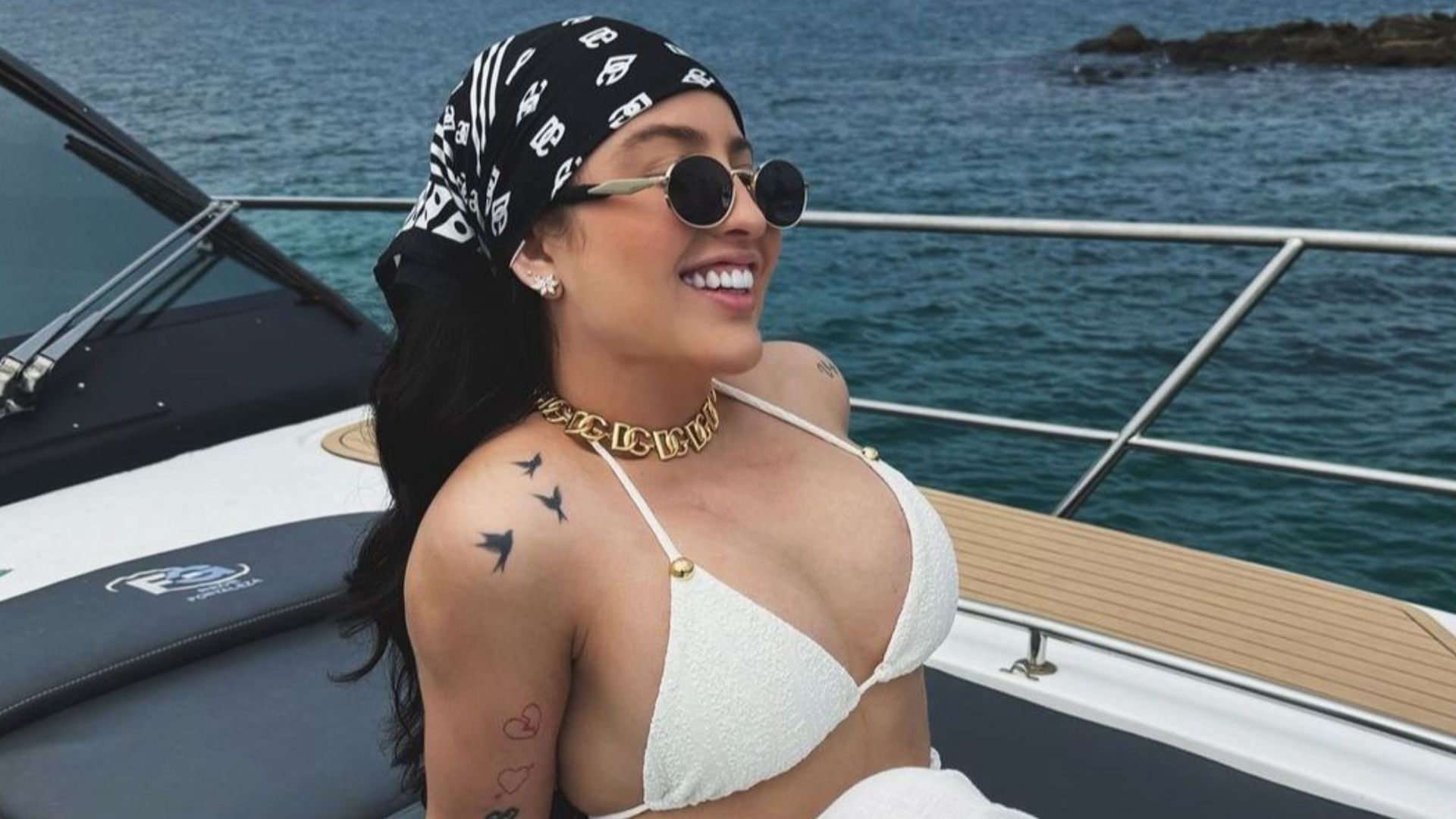 Mari Fernandez abre álbum de fotos de passeio luxuoso em Angra dos Reis
