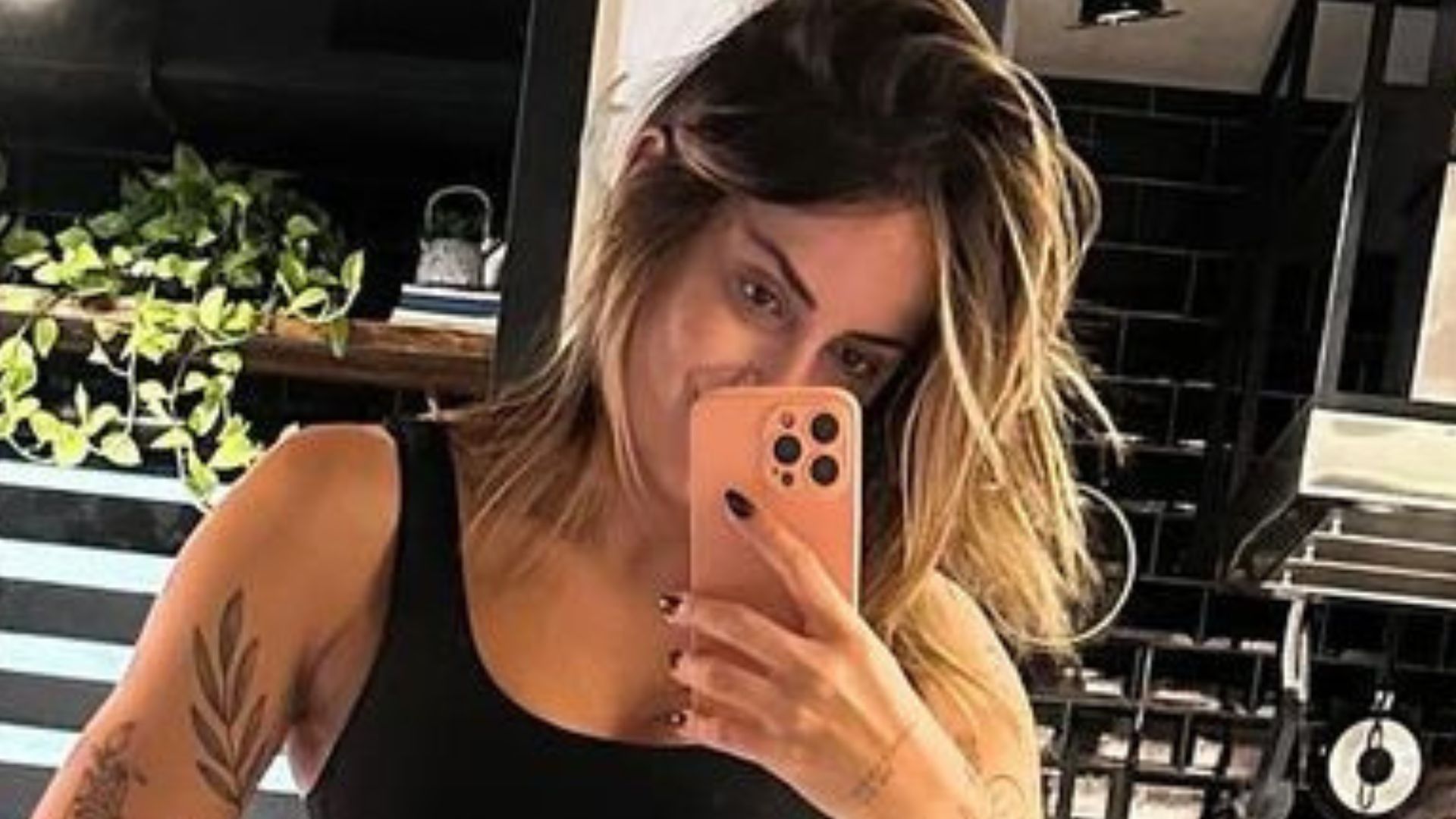 De top e shorts, Mari Palma impressiona ao exibir corpo sarado