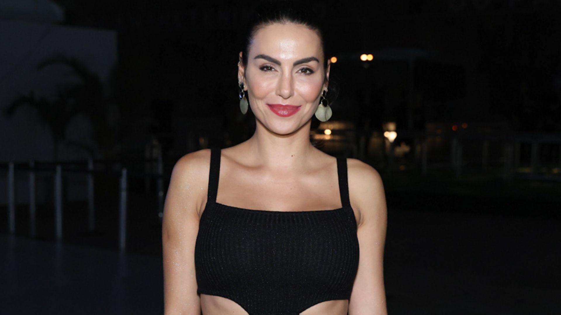 Um mês após dar à luz, Mel Fronckowiak escolhe vestido all black para o Rock in Rio