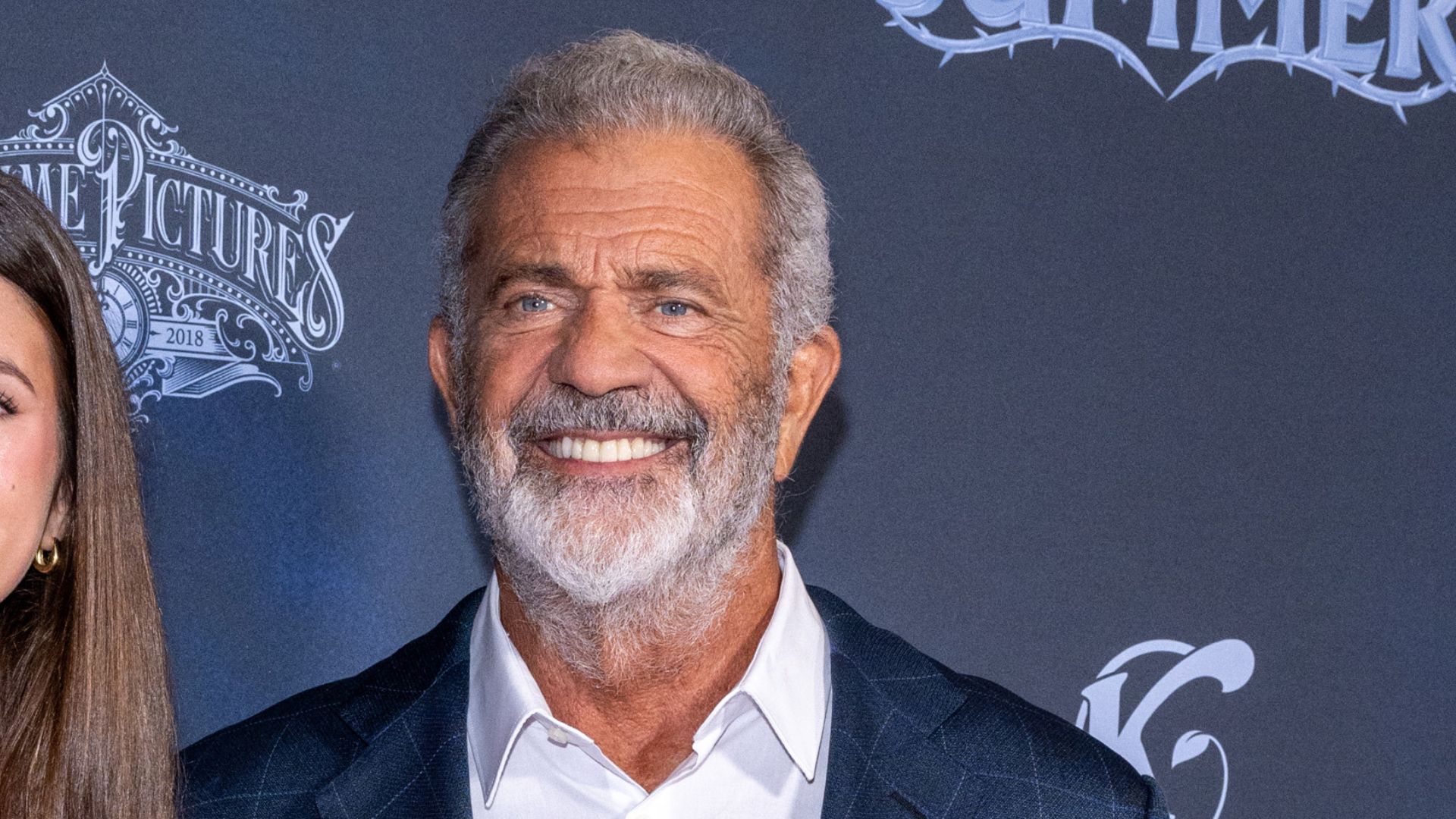 Mel Gibson faz rara aparição com os filhos de 14 e 7 anos