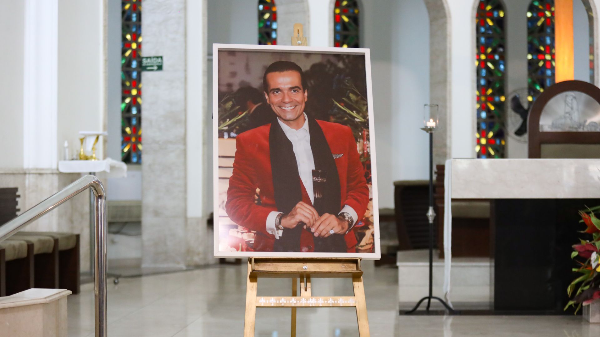 Famosos vão à missa de sétimo dia da morte de Fábio Arruda