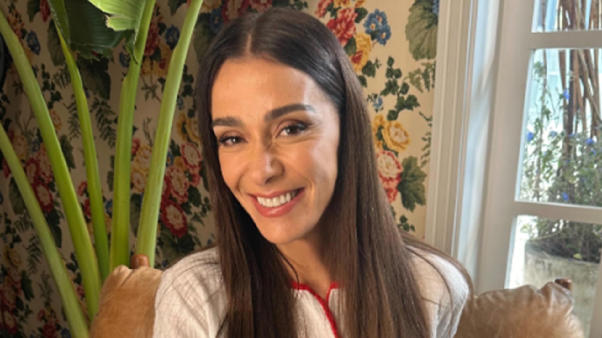 Mônica Martelli celebra aniversário de 15 anos da filha com bolo temático