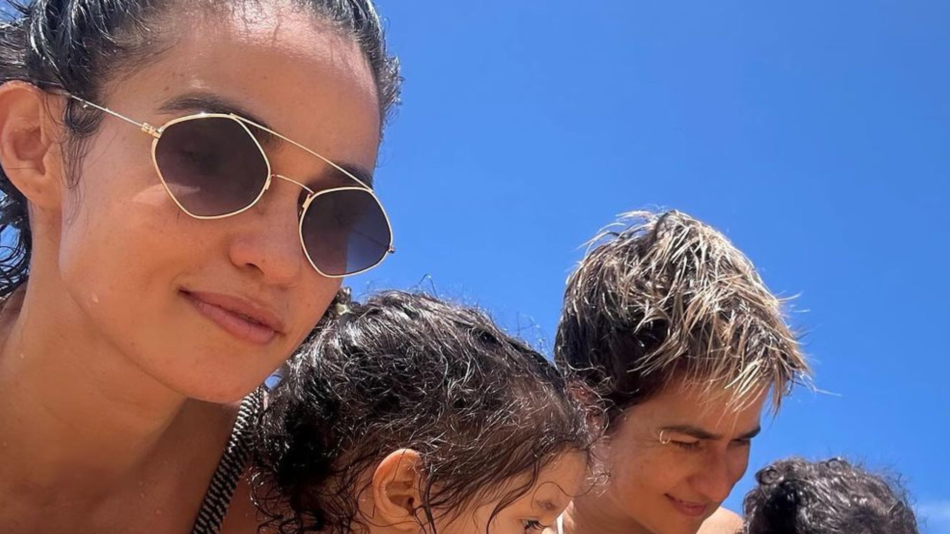 Nanda Costa curte o dia na praia com a mulher e as filhas gêmeas