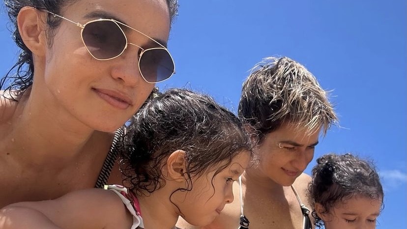 Nanda Costa leva as filhas gêmeas para sua ‘terra natal’ para comemorar aniversário