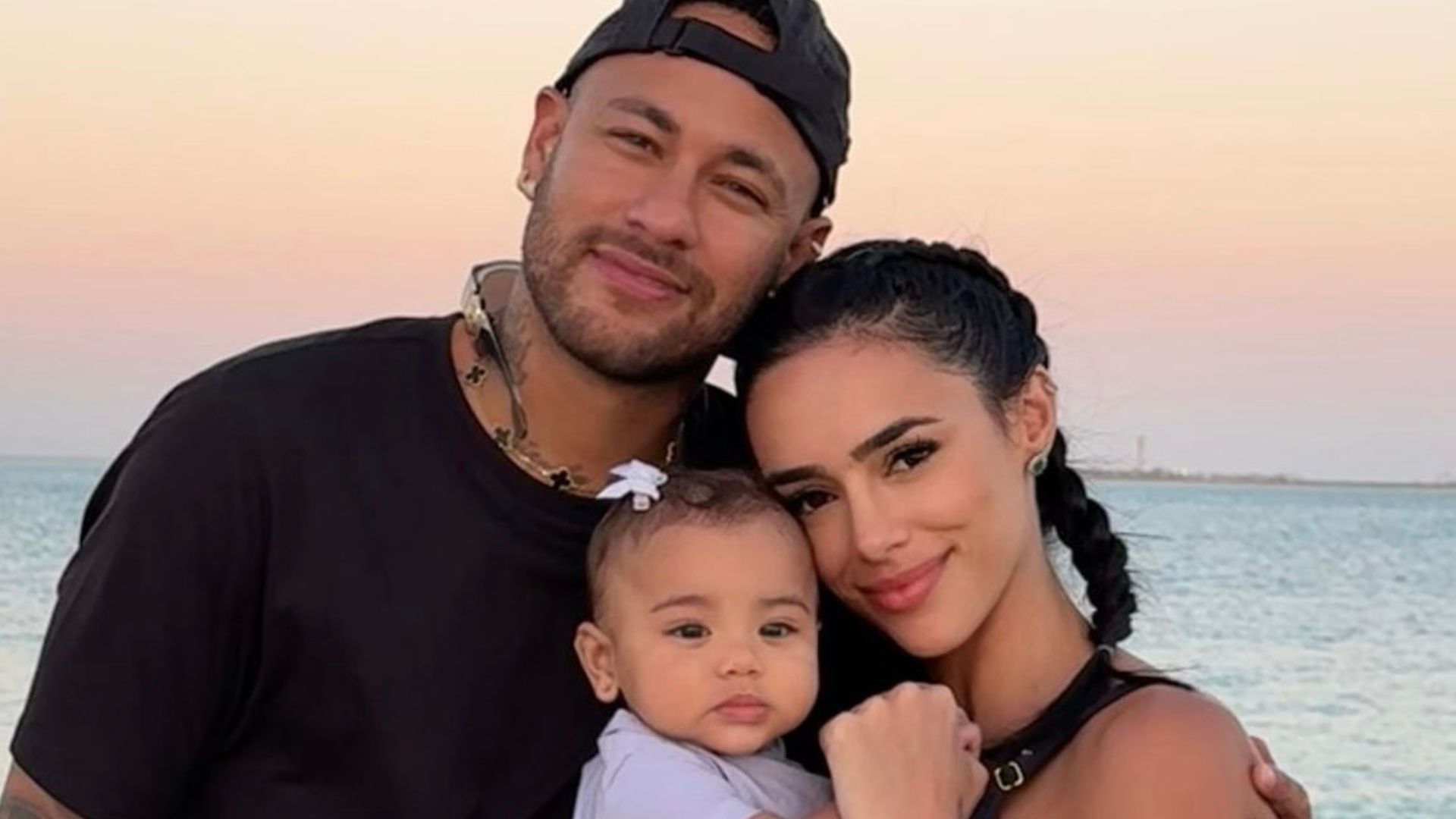 Neymar curte jantar na Arábia Saudita com Bruna Biancardi e a filha, Mavie