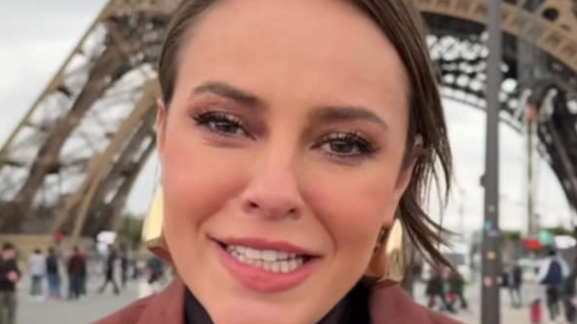 Com look transparente, Paolla Oliveira samba em frente à Torre Eiffel