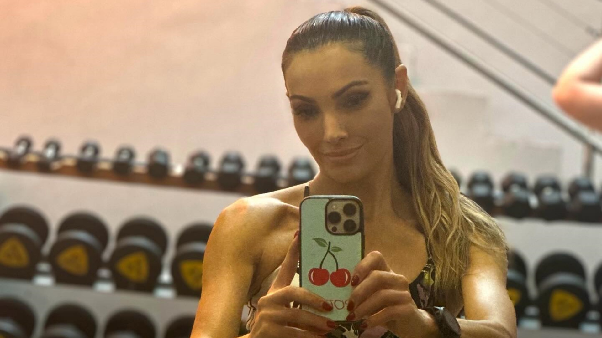 De top, Patrícia Poeta ostenta cintura fininha em treino na academia
