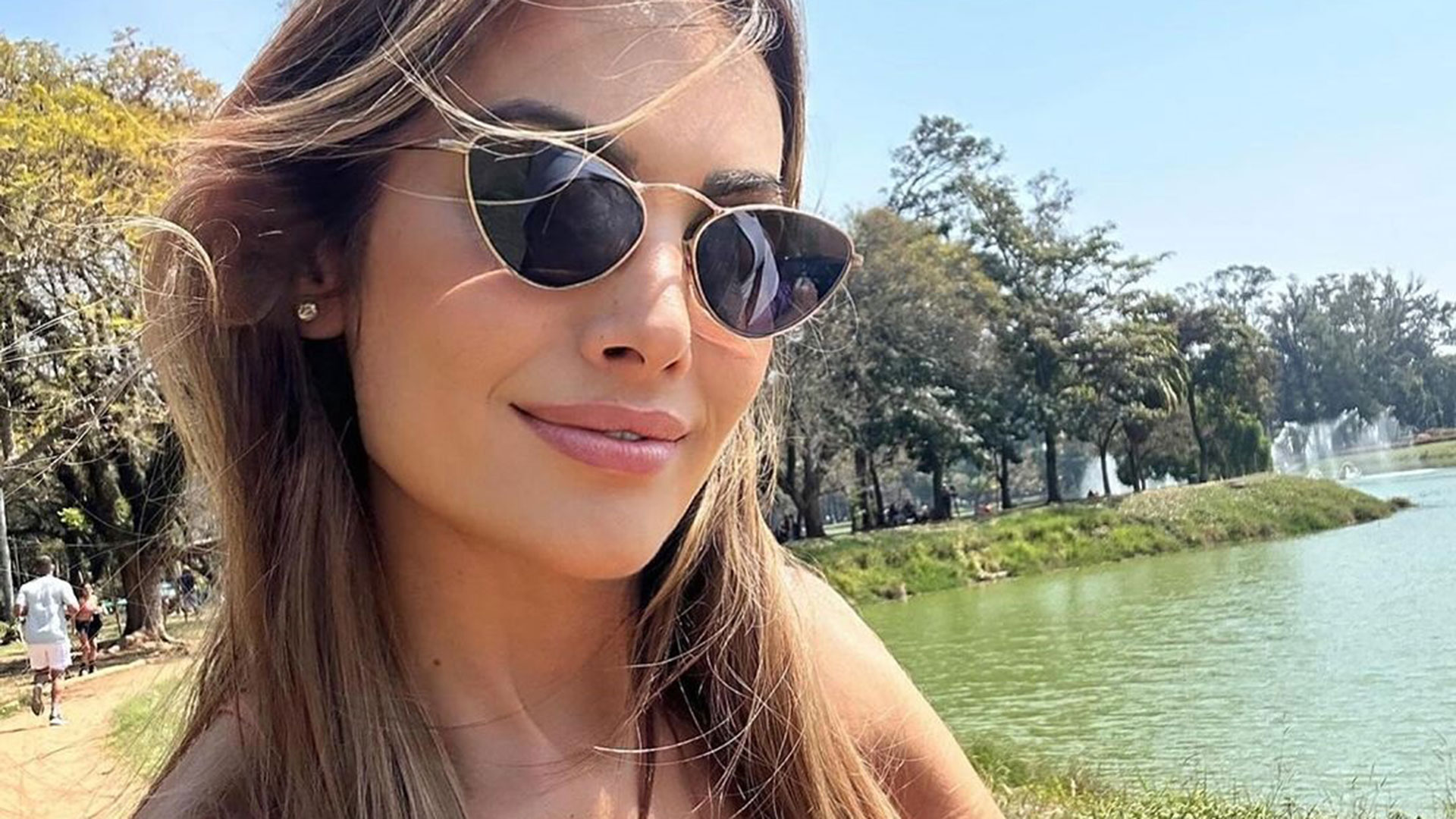 Patrícia Poeta arrasa em selfie ao curtir o dia no parque