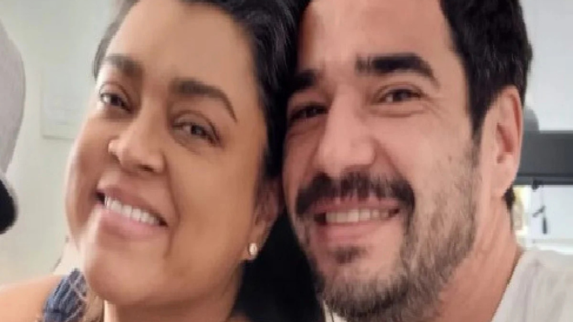 Preta Gil recebe visita e massagem do ex-namorado Caio Blat