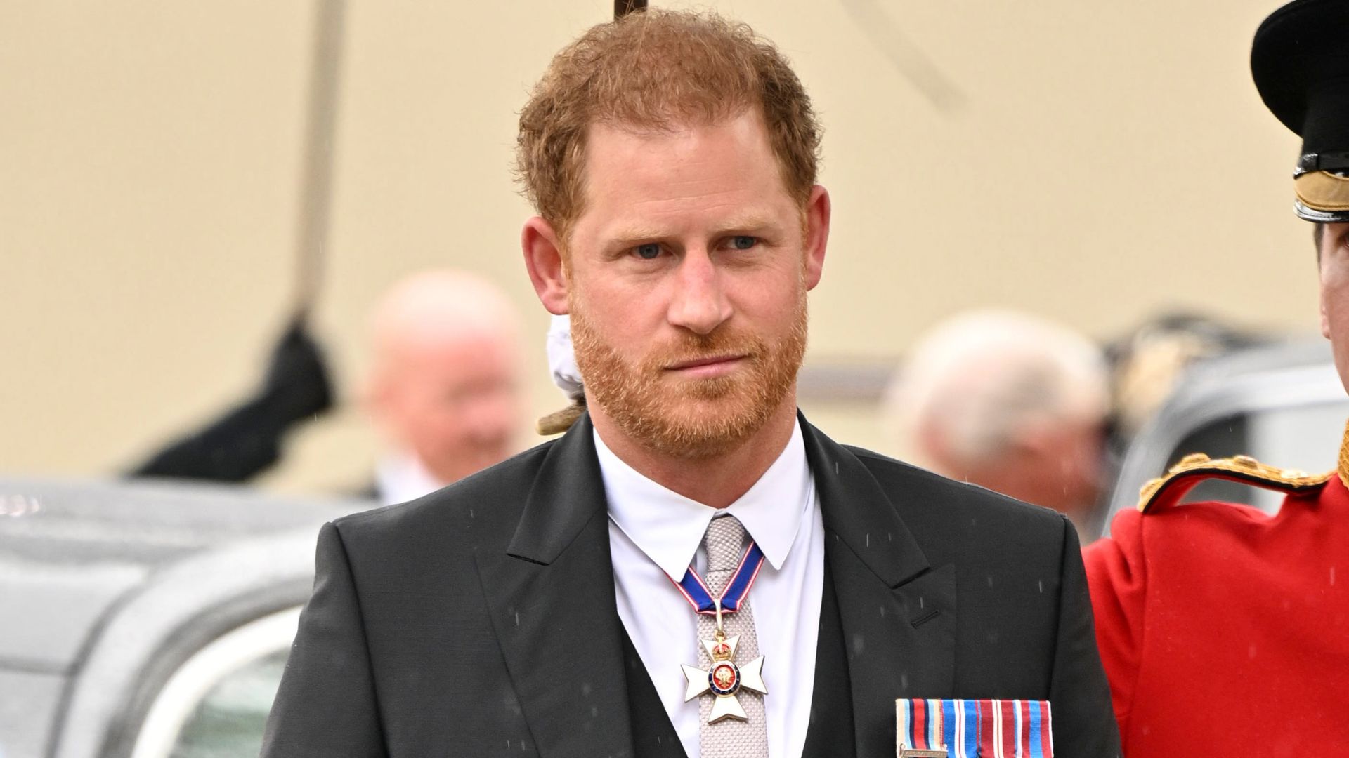 Príncipe Harry emociona familiares com presença em funeral do tio