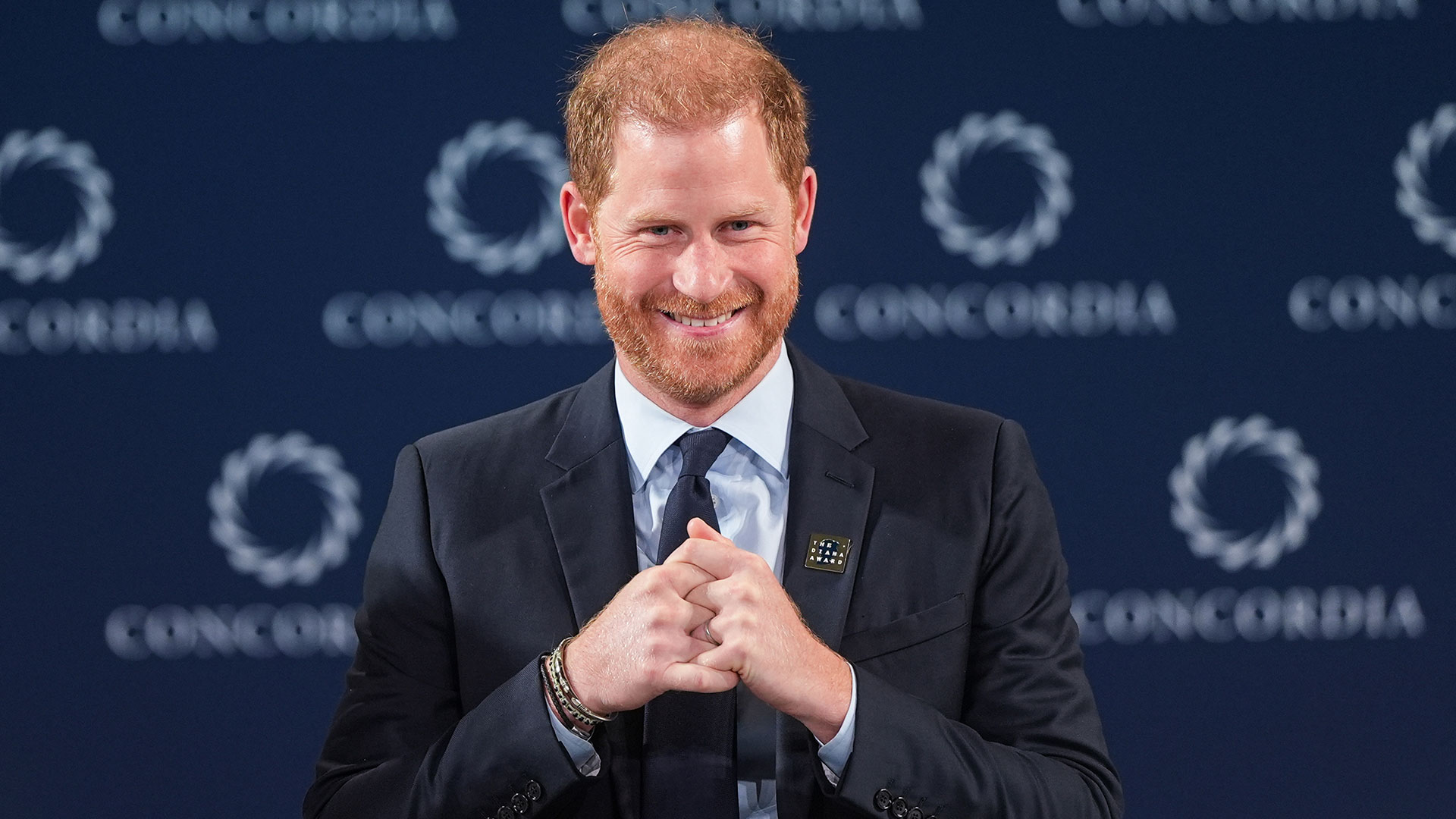 Príncipe Harry enfrenta medo ao entrar em labirinto assombrado. Veja!
