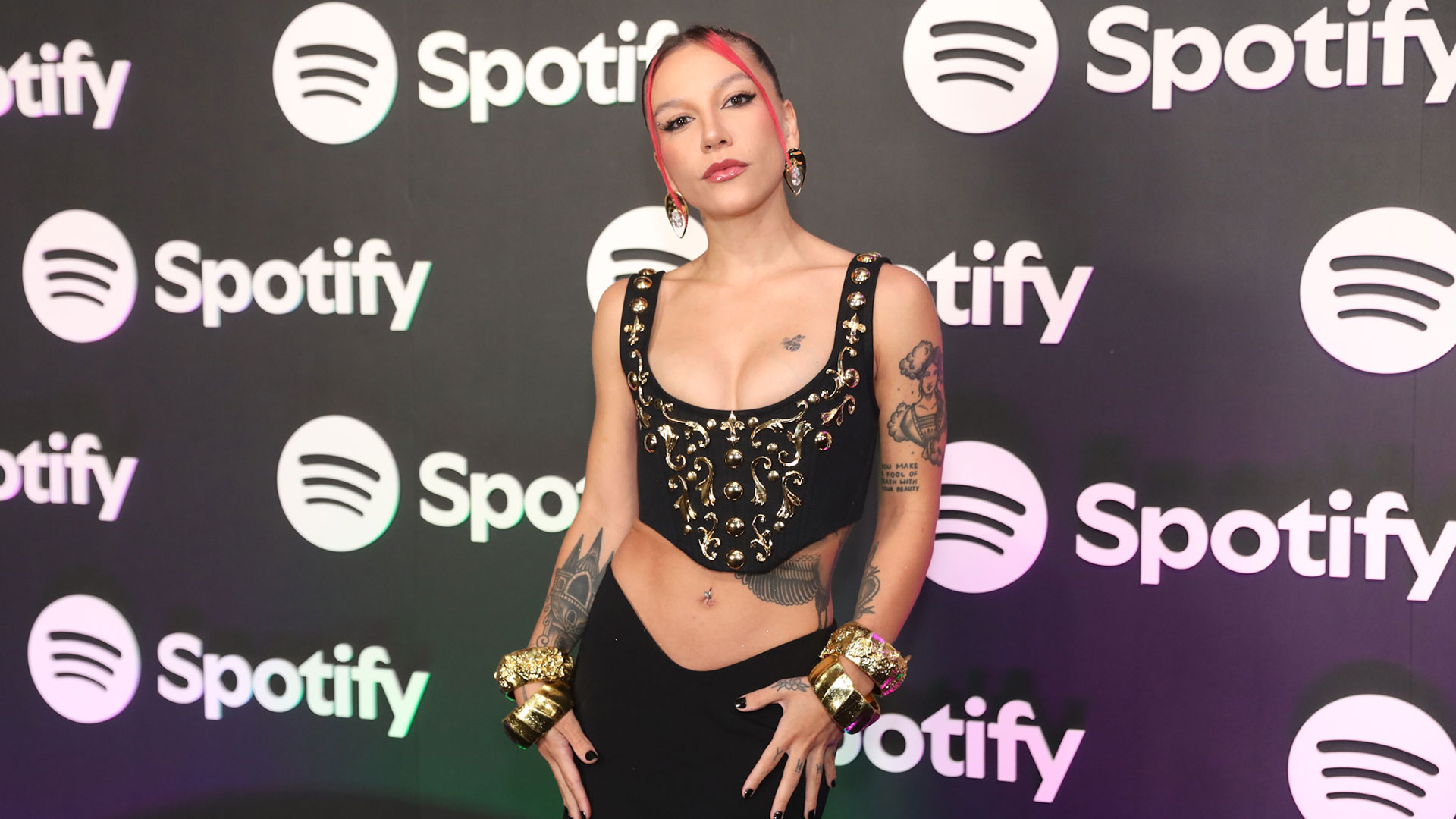 Priscila usa look ousado e deixa tatuagens à mostra em evento
