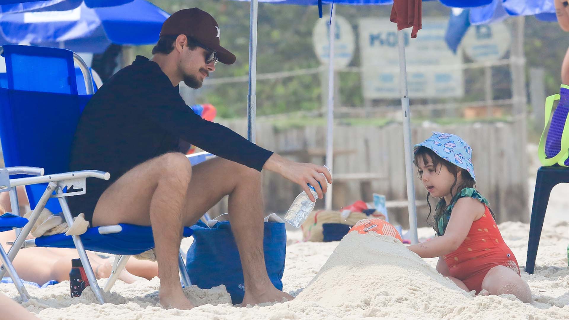 Rafael Vitti curte dia na praia com a filha, Clara Maria