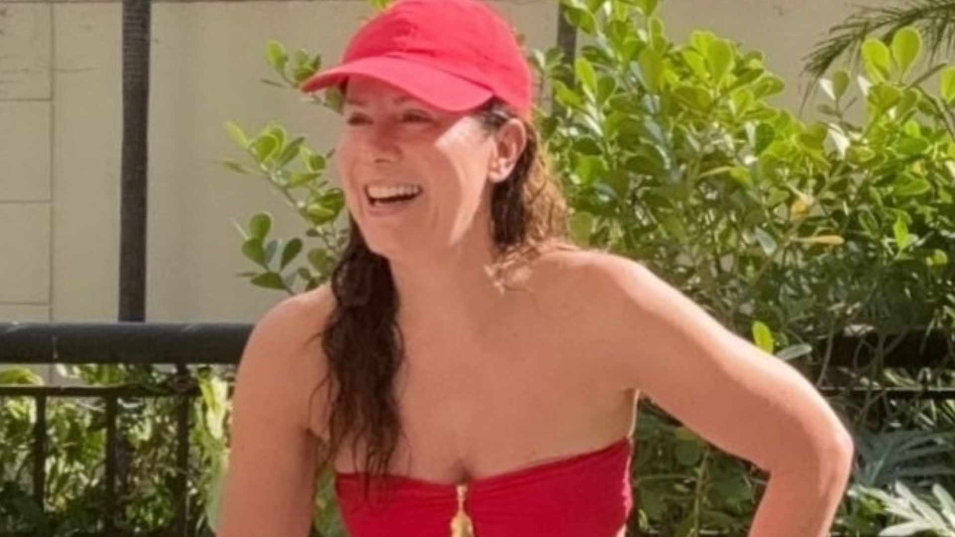 Regina Volpato renova o bronzeado no quintal de seu apartamento; veja