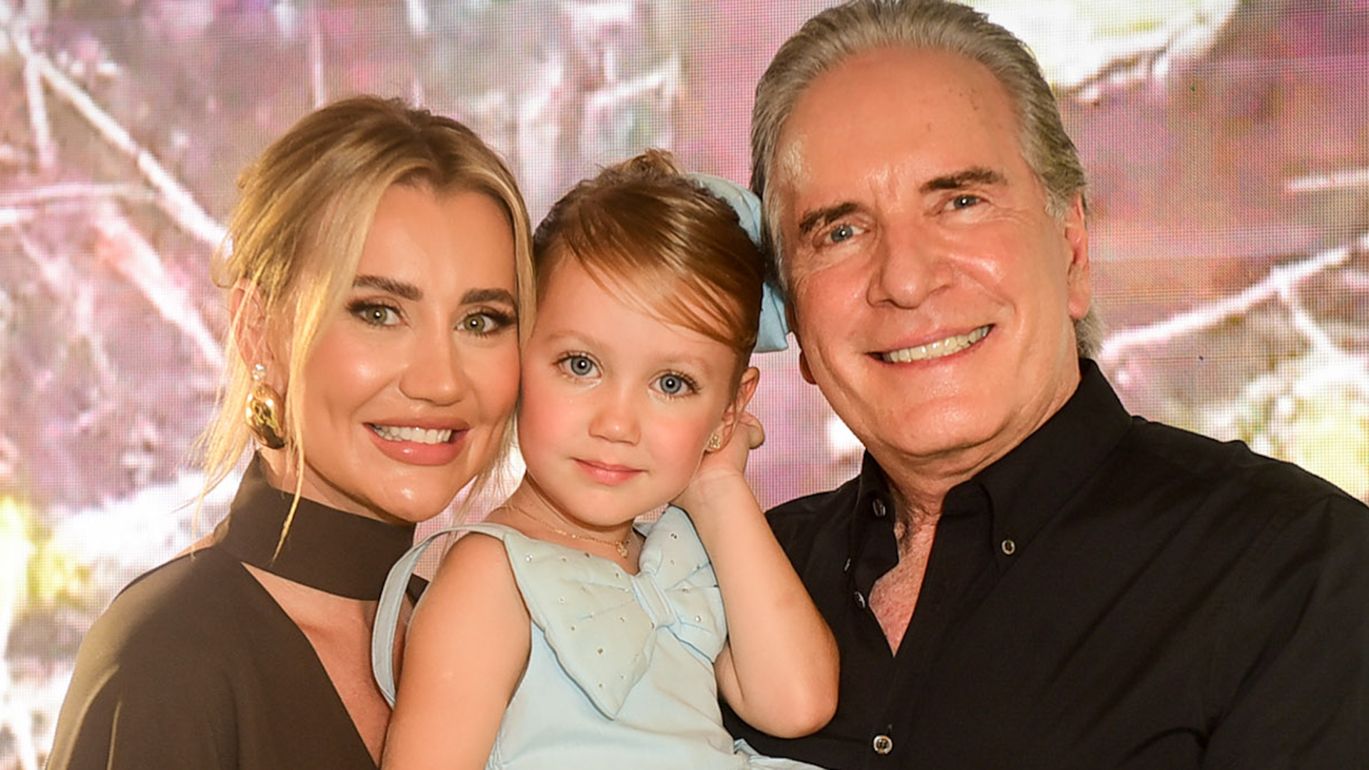 Roberto Justus prestigia desfile da filha caçula, Vicky, em SP