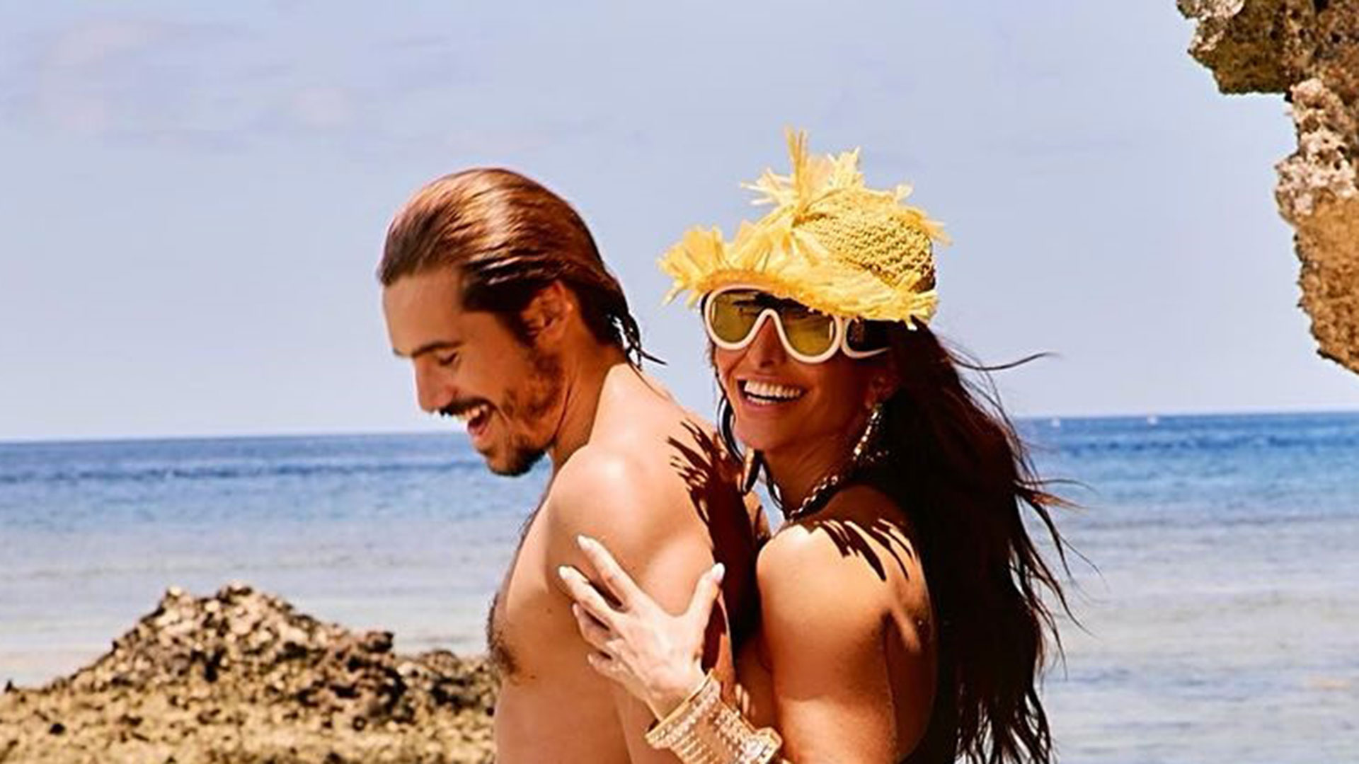 Sabrina Sato relembra fotos de viagem com Nicolas Prattes: ‘Amor’